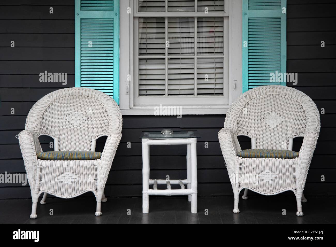 Korbstühle auf der Veranda eines alten Key West Hauses Stockfoto