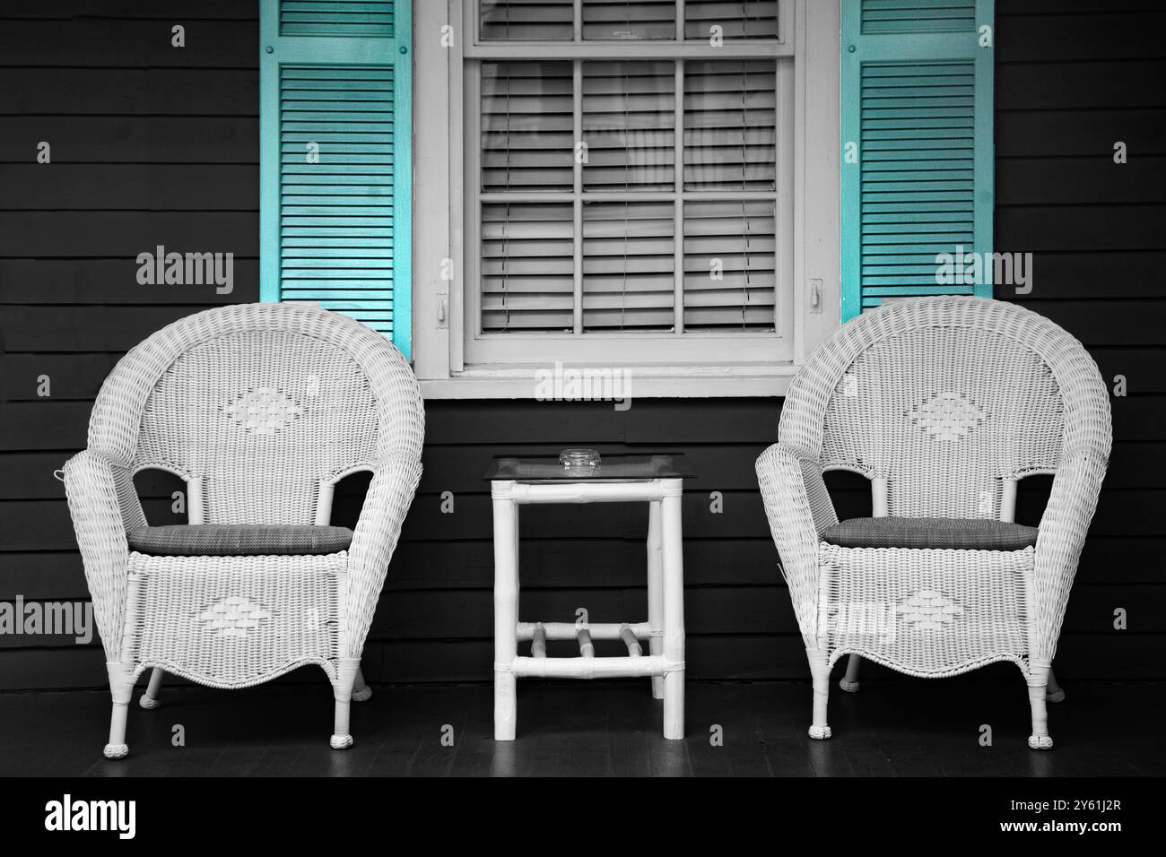 Korbstühle auf der Veranda eines alten Key West Hauses Stockfoto