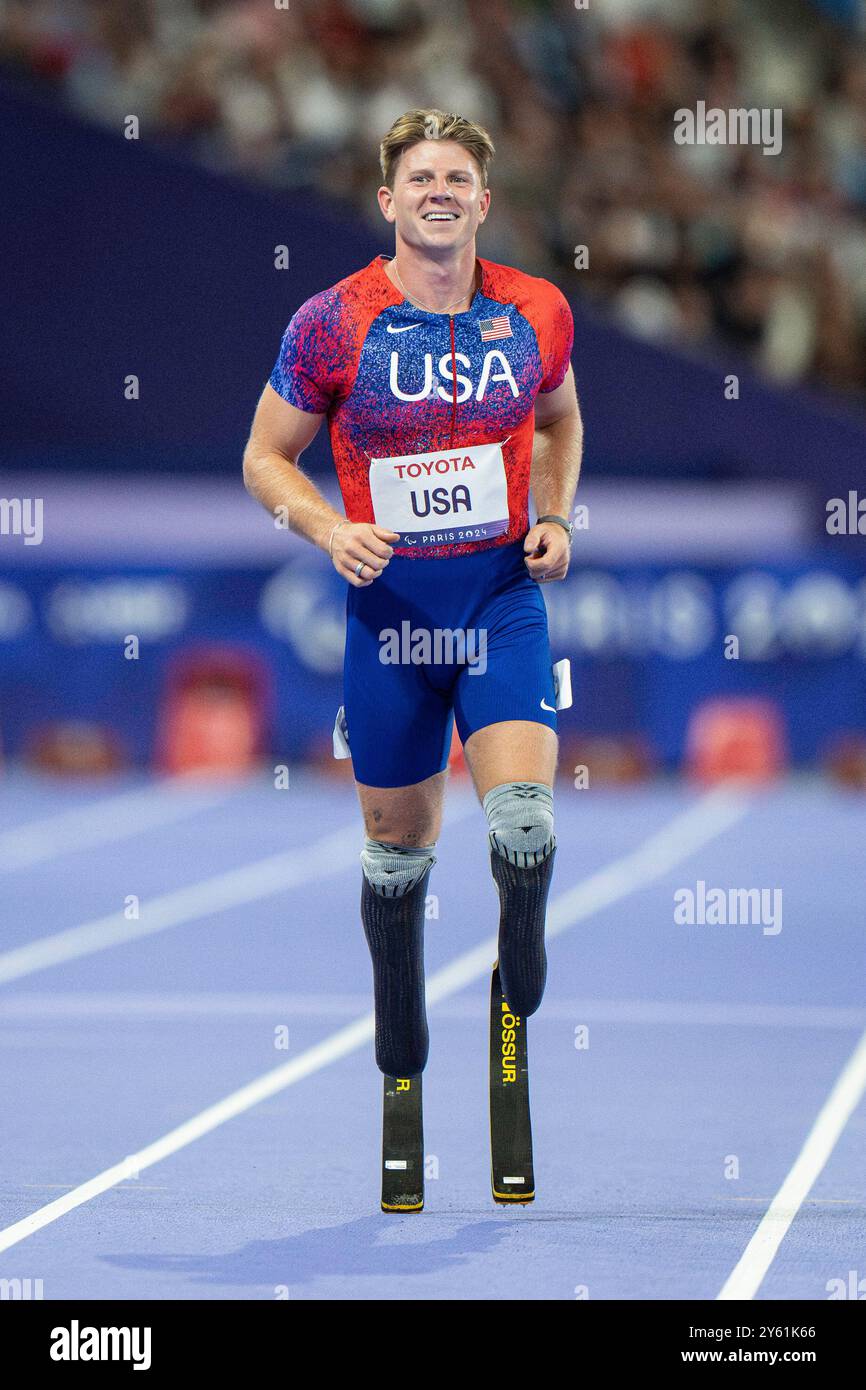 Hunter Woodhall vom Team USA feiert Bronze im Finale des 4x100 Relay (X) während Para Athletics der Paralympics 2024, Freitag, Stockfoto