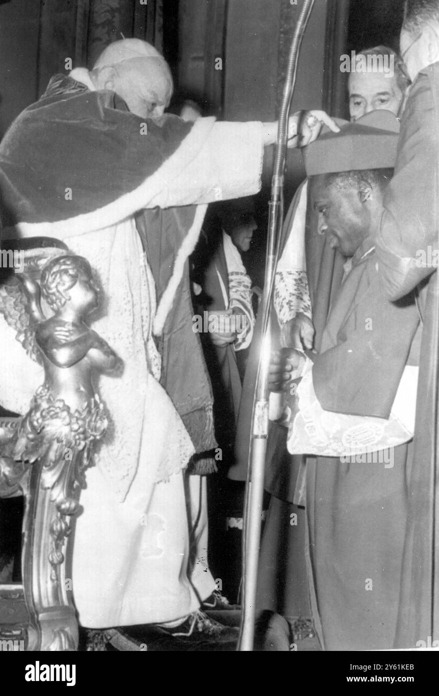 RELIGION PAPST JOHANNES XXIII. LEGT KARDINAL RUGAMBWA AM 30. MÄRZ 1960 ROTEN HUT AUF Stockfoto