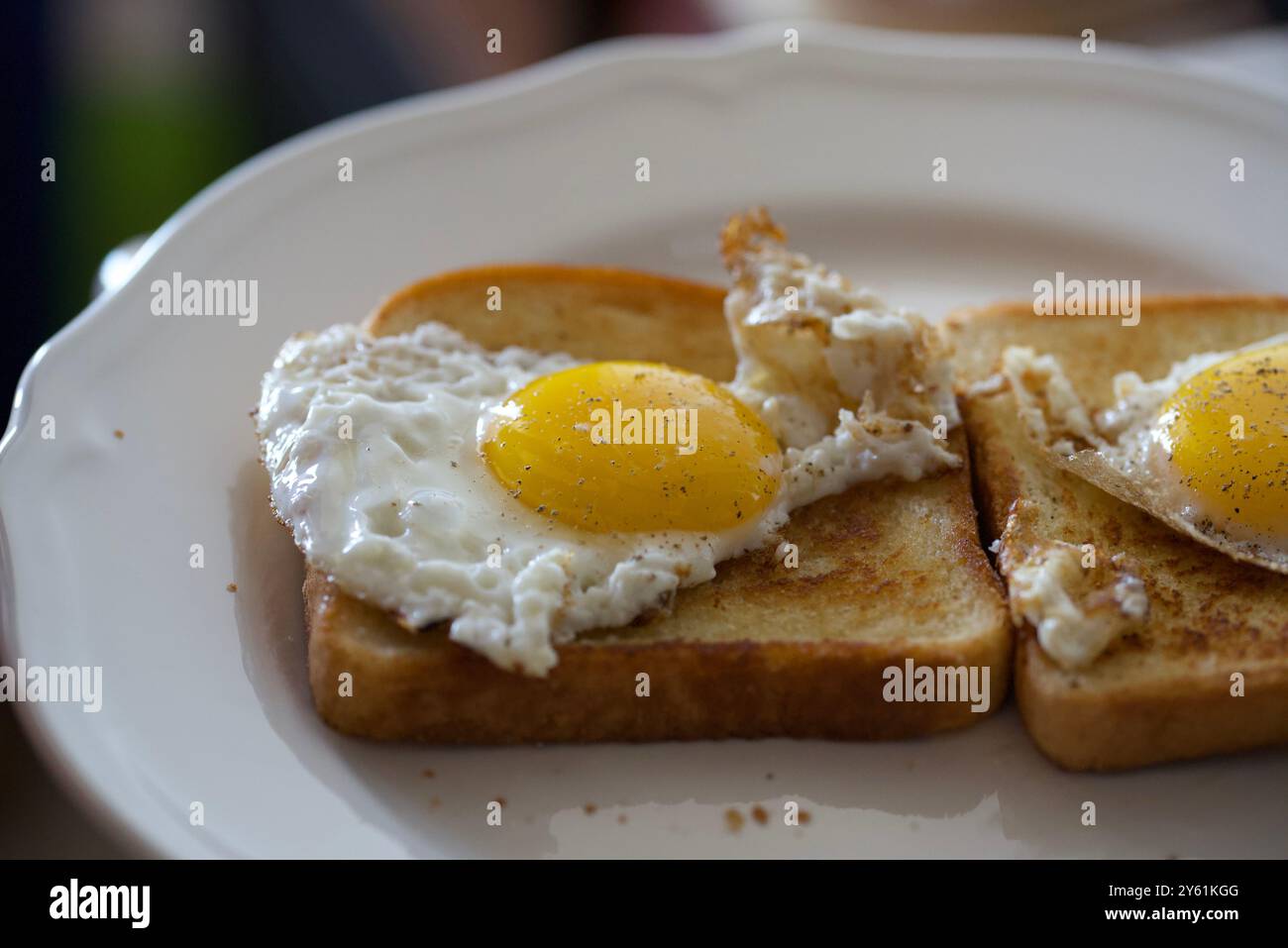 Frisch zubereitete, sonnige Eier auf gebuttertem Toast Stockfoto