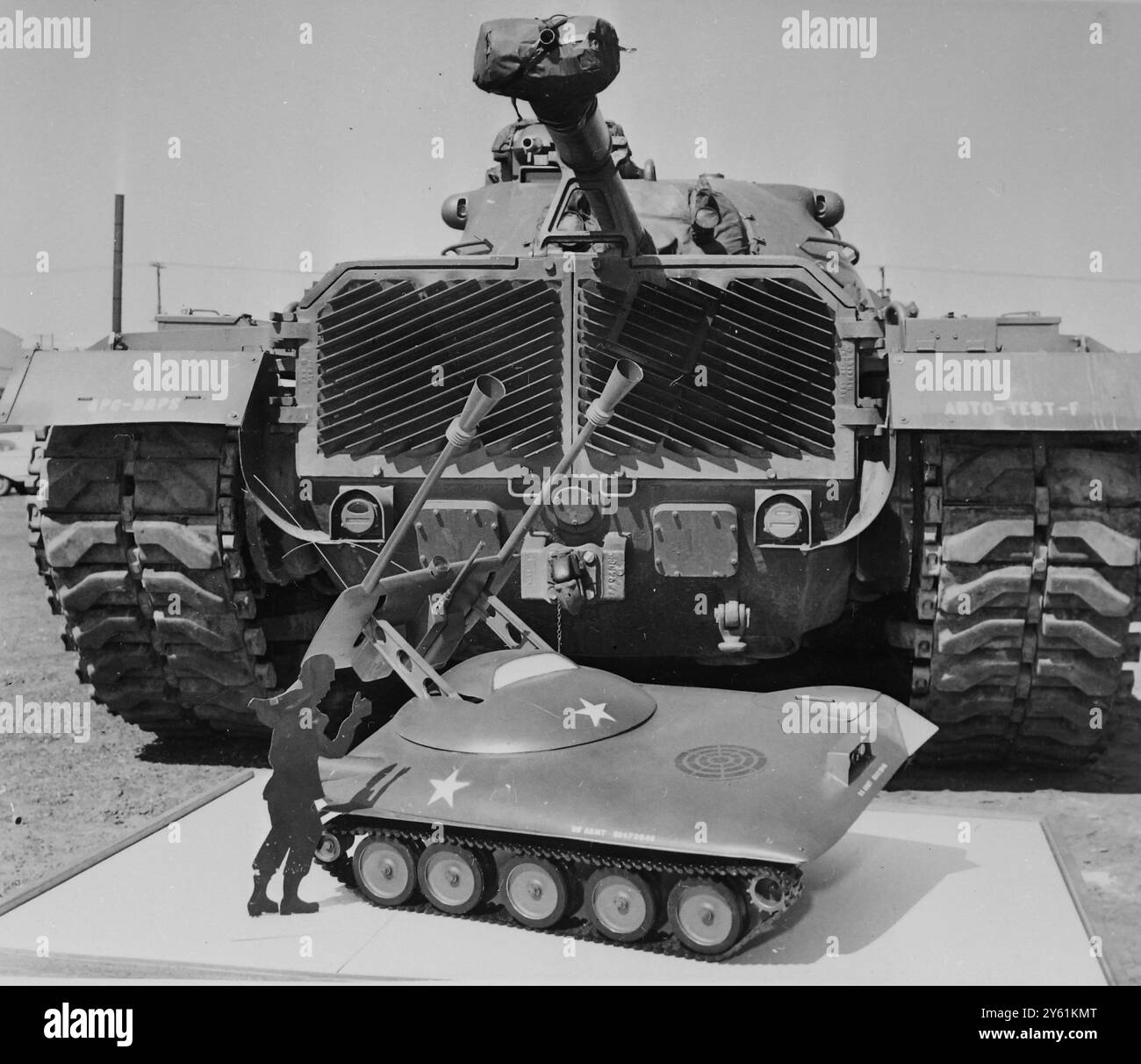 MODELLE PANZER FÜR DAS ATOMZEITALTER UND ECHTE US ARMY PANZER 29 MÄRZ 1960 Stockfoto