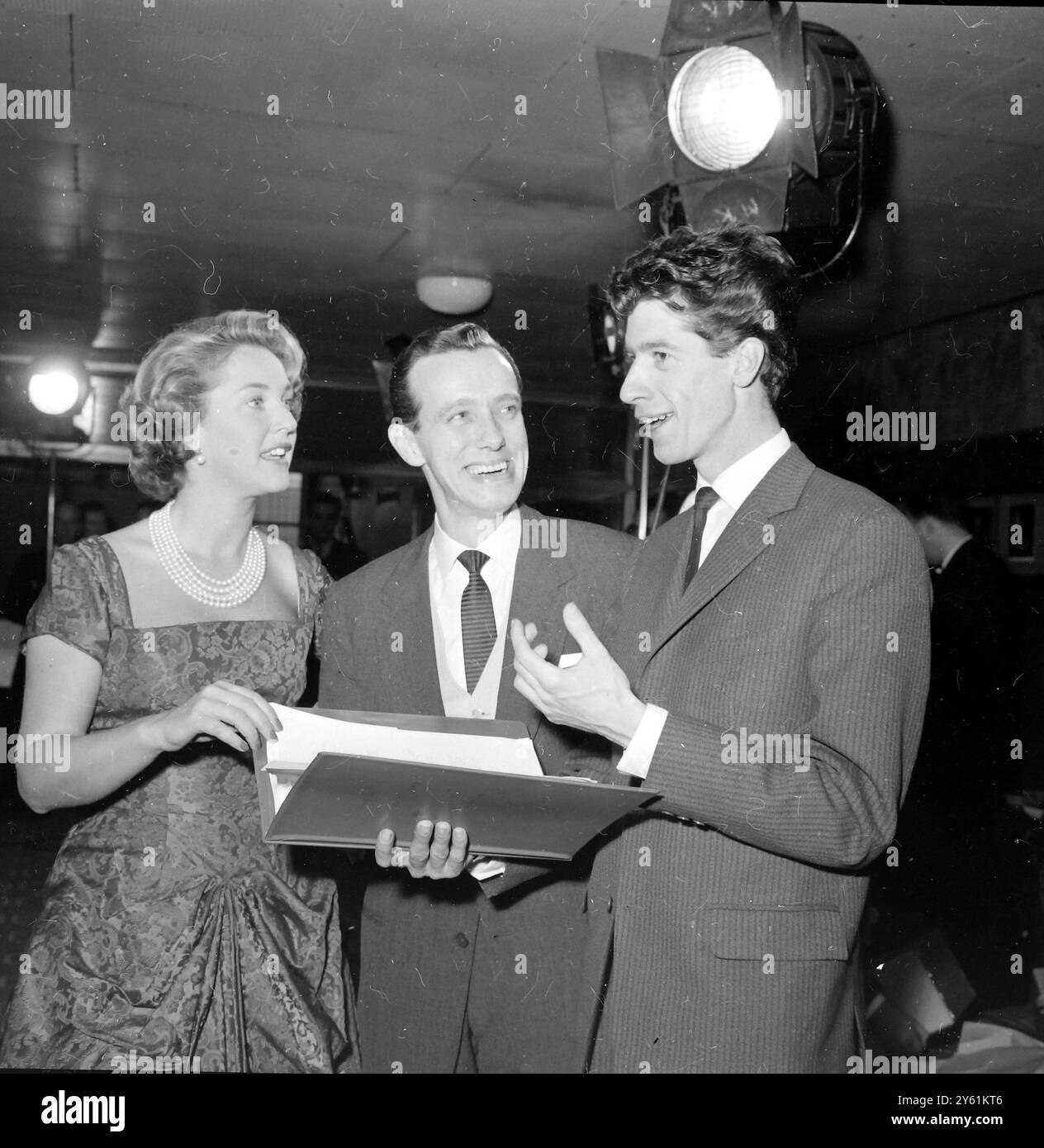 EUROVISION MUSIKWETTBEWERB PROBEN LONDONS FESTIVAL HALL - KATIE BOYLE, BRYAN JOHNSON, RUDI CARRELL 28. MÄRZ 1960 Stockfoto