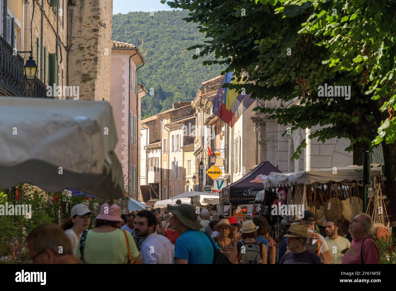 Eine geschäftige Marktstraße in Dieulefit, im Département Drome in Südostfrankreich. Stockfoto