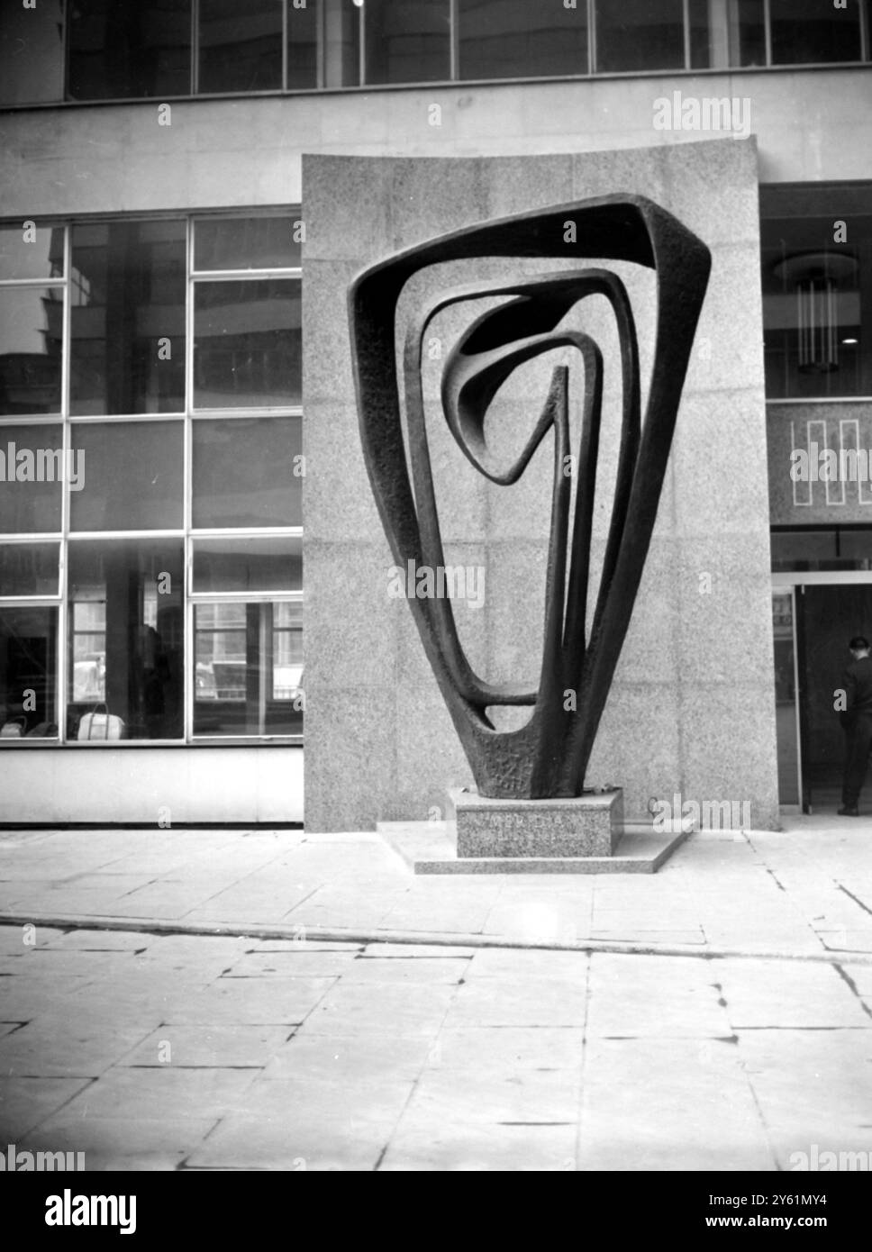 Eine abstrakte Skulptur aus vier Tonnen Bronze von Barbara Hepworth, CBE, die gestern auf dem Vorplatz eines neuen Wolkenkratzergebäudes im Londoner Holborn enthüllt wurde. Die Enthüllungszeremonie wurde von Sir Philip Hendy, Direktor der National Gallery, durchgeführt. Es stellt eine Reihe von Kurven im Raum und Formänderungen in der Bewegung dar. Miss Hepworth verwendete 27 Hundertschwerter Gips für die Besetzung in ihrem Studio in St Ives, Cornwall, und dann ging es in neun Sektionen nach Paris zum Gießen. „Meridian“, wie es genannt wurde, ist für £15 000 versichert und wird bei Nacht beleuchtet.18. MÄRZ 1960 Stockfoto