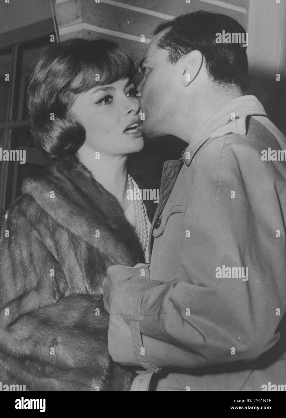 SCHAUSPIELERIN GINA LOLLOBRIGIDA WIRD VON IHREM MANN DR MILKO SKOFIC AM 17. MÄRZ 1960 GEKÜSST Stockfoto