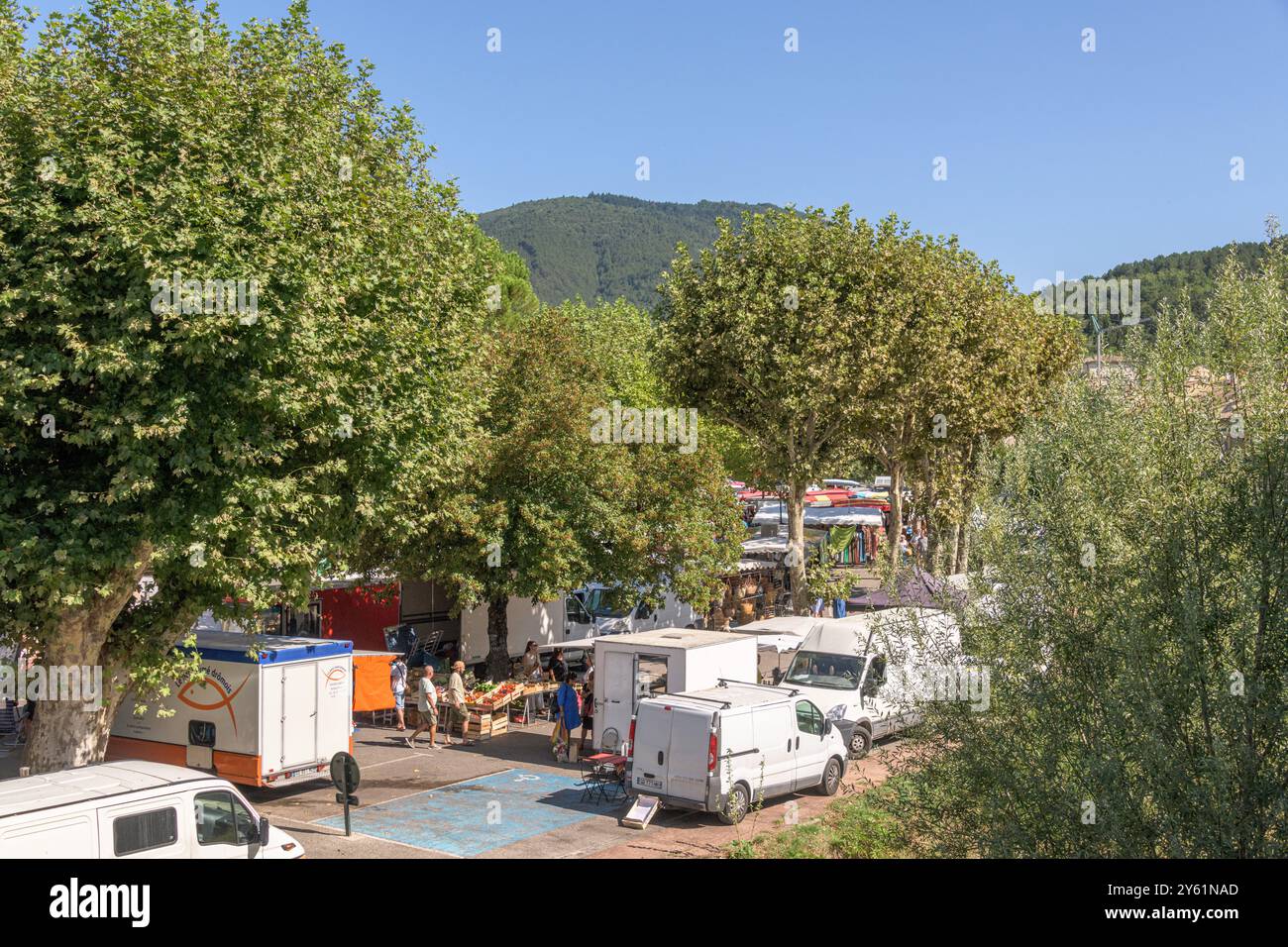 Der Wochenmarkt in Dieulefit, Auvergne-Rhône-Alpes, Frankreich. Stockfoto