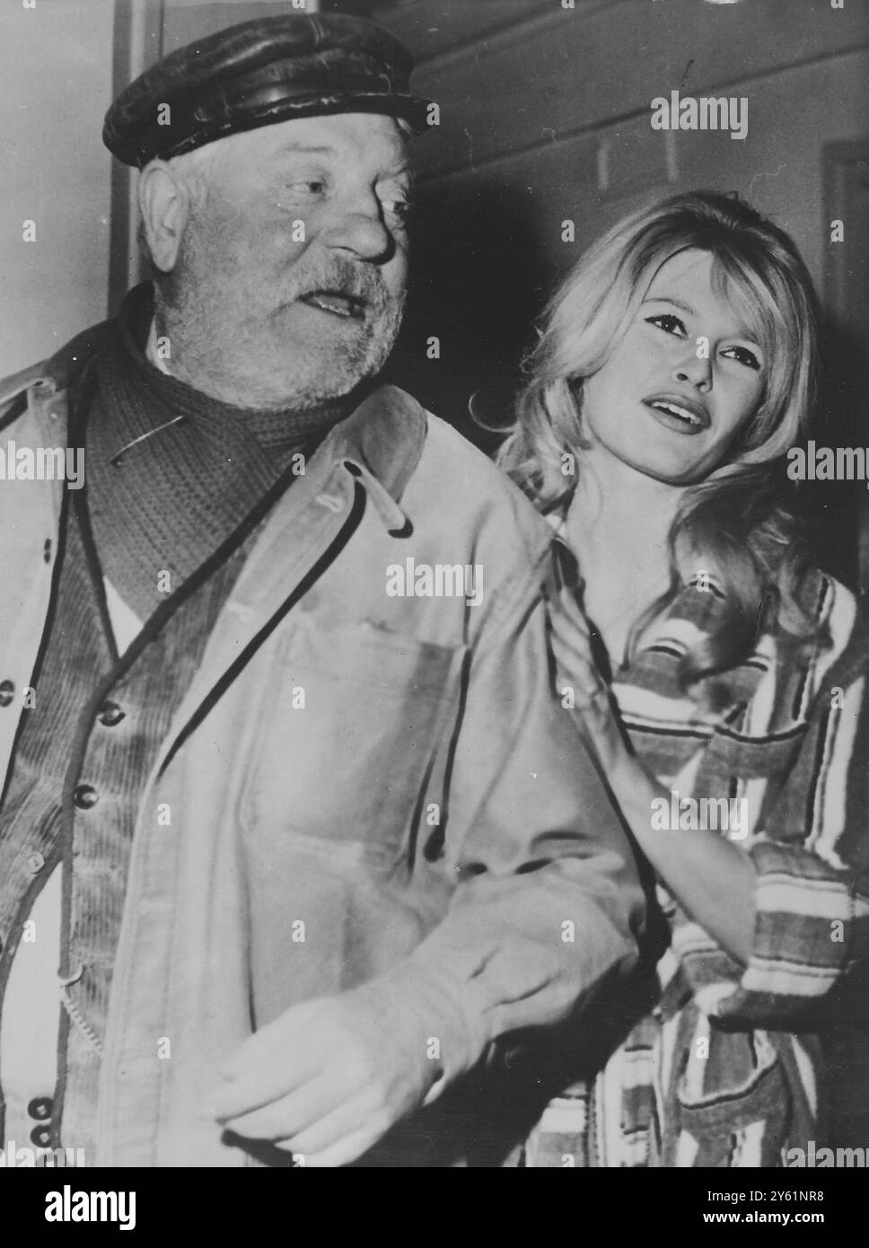 SCHAUSPIELERIN BRIGITTE BARDOT POSIERT AM 10. MÄRZ 1960 MIT DEM SCHAUSPIELER JEAN GABIN Stockfoto