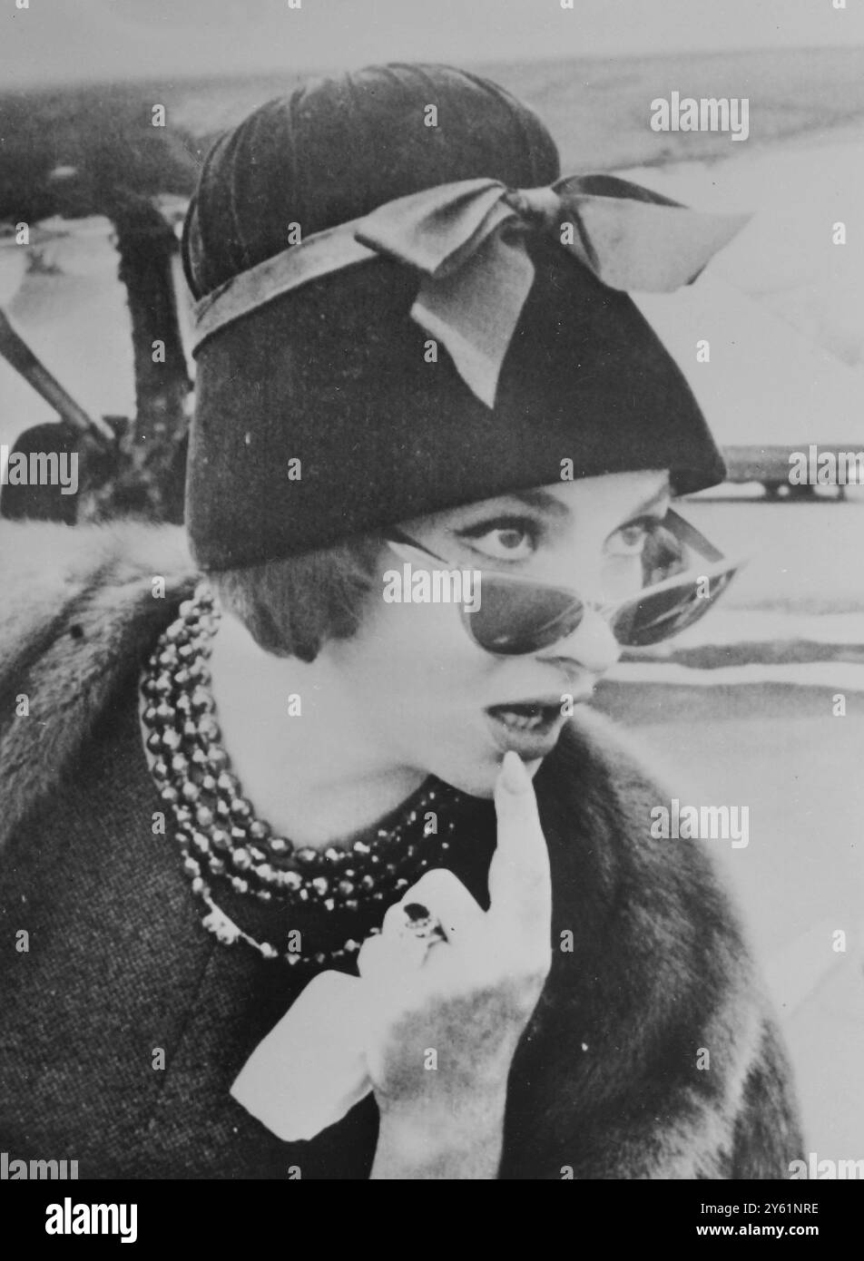 SCHAUSPIELERIN GINA LOLLOBRIGIDA BLICKT ÜBER IHRE SONNENBRILLE, WÄHREND SIE AM 10. MÄRZ 1960 MIT DER PRESSE SPRICHT Stockfoto