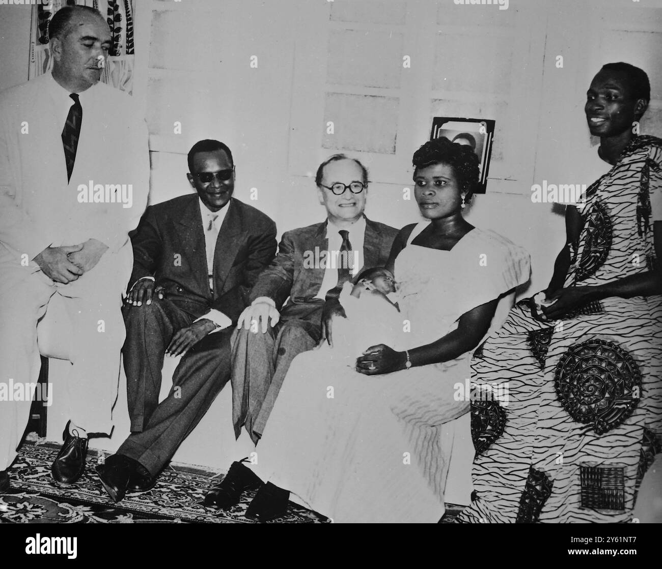 KWAME NKRUMAH OUTDOORING CEREMONY BABY VON KAFI BAAKO - GHANAISCHER MINISTER 10. MÄRZ 1960 Stockfoto