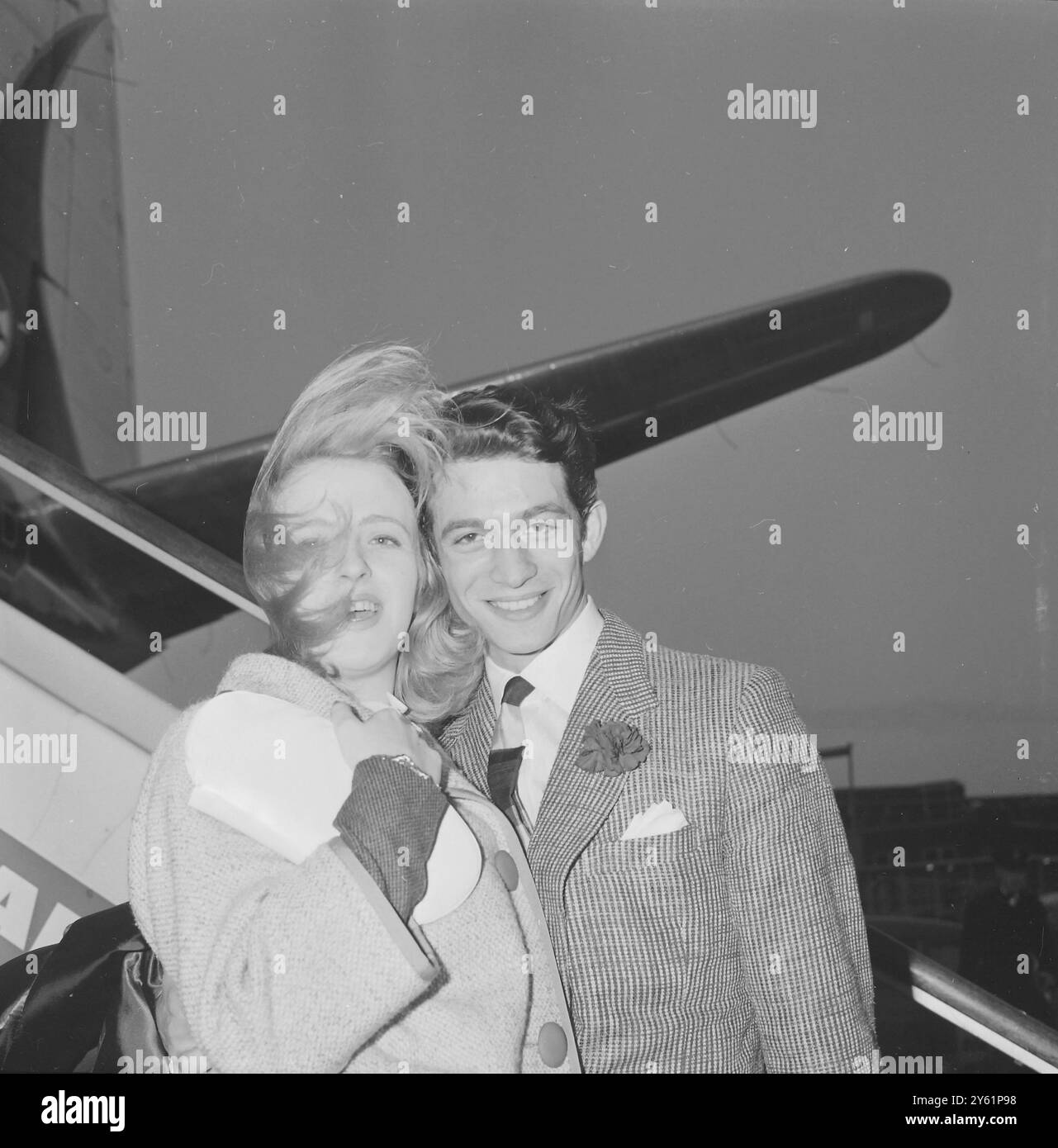 LINDA-TOCHTER VON IMPRESARIO LESLIE VERLÄSST DEN FLUGHAFEN LONDON FÜR FLITTERWOCHEN IN PARIS / 3. MÄRZ 1960 Stockfoto