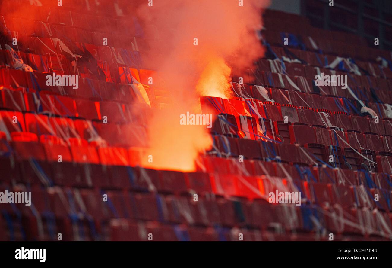 Kopenhagen, Dänemark. September 2024. Römische Kerzen von FCK-Fans während des Superliga-Spiels zwischen dem FC Copenhagen und der AAB in Parken am Montag, 23. September 2024. (Foto: Liselotte Sabroe/Ritzau Scanpix) Credit: Ritzau/Alamy Live News Stockfoto