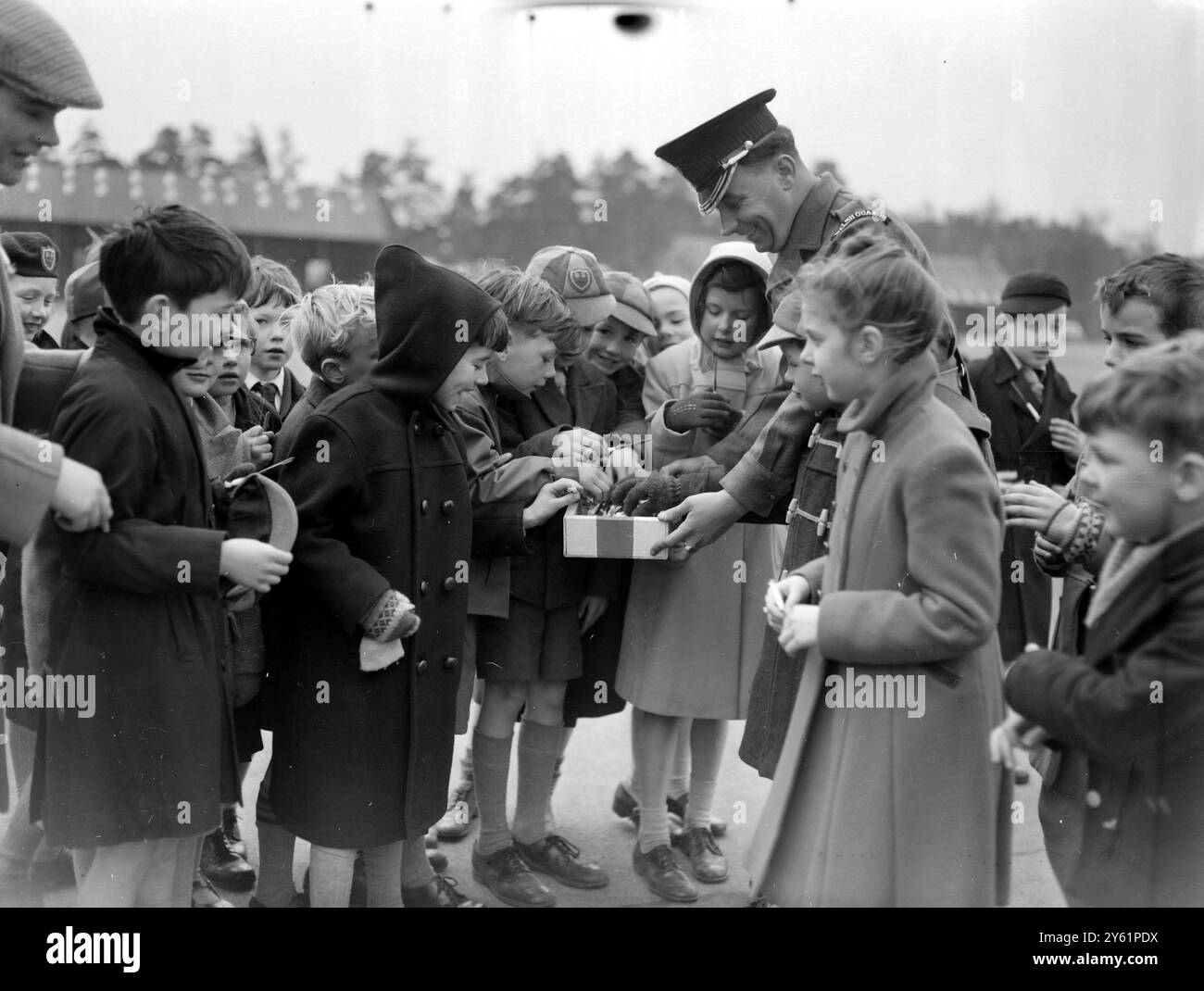 EIN MITGLIED DER BRITISCHEN ARMEE WALISISCHE WACHEN HÄLT EIN TABLETT LAUCH ALS EMBLEME FÜR DIE FEIERLICHKEITEN ZUM ST. DAVIDS DAY AM 1. MÄRZ 1960 Stockfoto