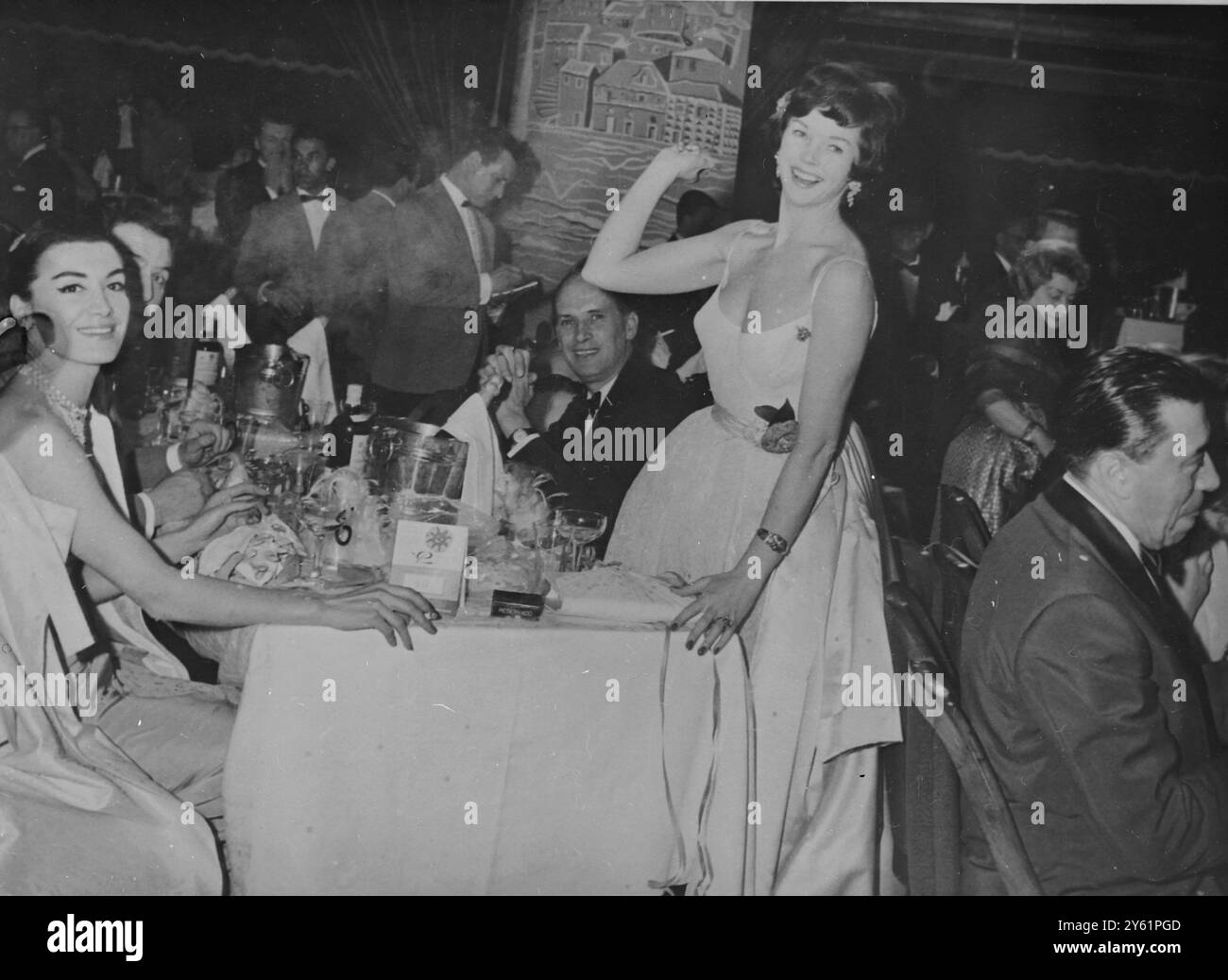 DAWN ADAMS WÄHREND DES CASINO BALL IN DER KARNEVALSNACHT PORTUGAL 1. MÄRZ 1960 Stockfoto