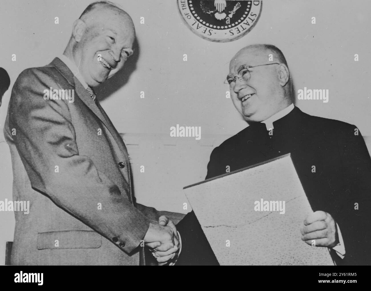 DWIGHT EISENHOWER VERLEIHT KARDINAL SPELLMAN AM 20. FEBRUAR 1960 DIE AUSZEICHNUNG „BIG BROTHER OF THE YEAR“ Stockfoto DWIGHT EISENHOWER VERLEIHT KARDINAL SPELLMAN AM 20. FEBRUAR 1960 DIE AUSZEICHNUNG „BIG BROTHER OF THE YEAR“ Stockfoto