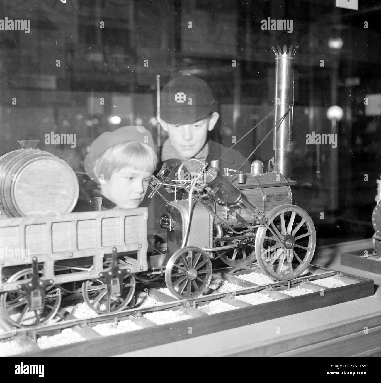 JUNGS, DIE DAS MODELL DER STEVENSONS-RAKETENDAMPFMASCHINE IM SCIENCE MUSEUM IN LONDON AM 16. FEBRUAR 1960 ANSEHEN Stockfoto