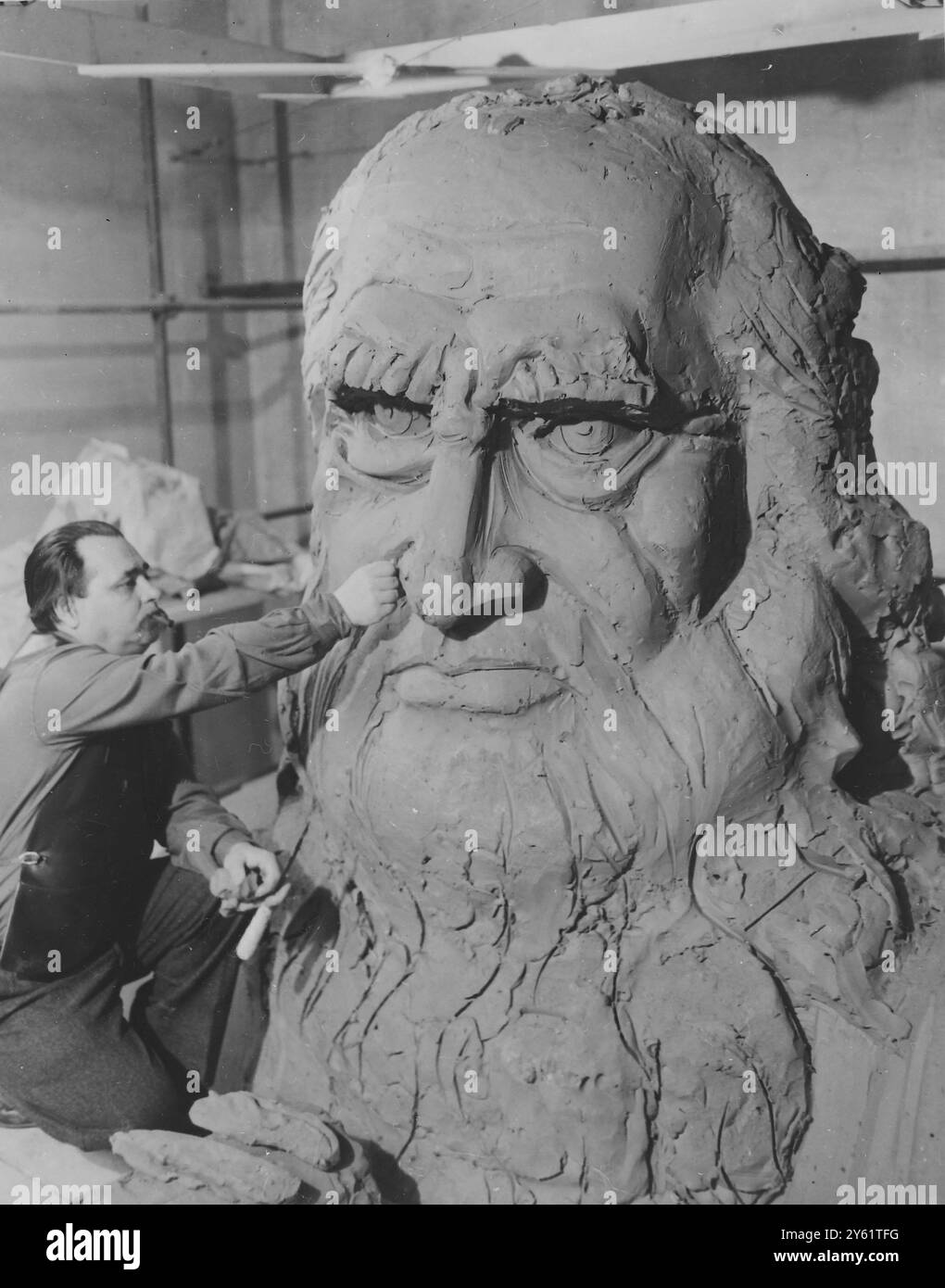 DER GEBÜRTIGE BULGARISCHE BILDHAUER ASSEN PIEKOV BEI WORKON DAS KOPFSTÜCK STATUEN VON LEONARDO DA VINCI 15 FEBRUAR 1960 PISTCIA ITALIEN Stockfoto
