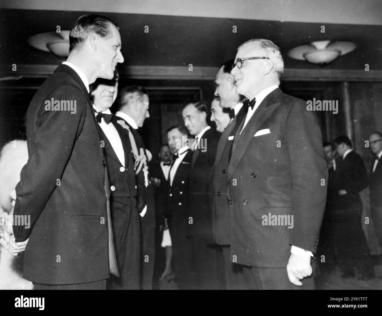 PRINZ PHILIP (LINKS) SPRICHT MIT DEM SCHAUSPIELER ESMOND KNIGHT AUF DEM PREMIER VON SINE THE BISMARK AM 12. FEBRUAR 1960 Stockfoto