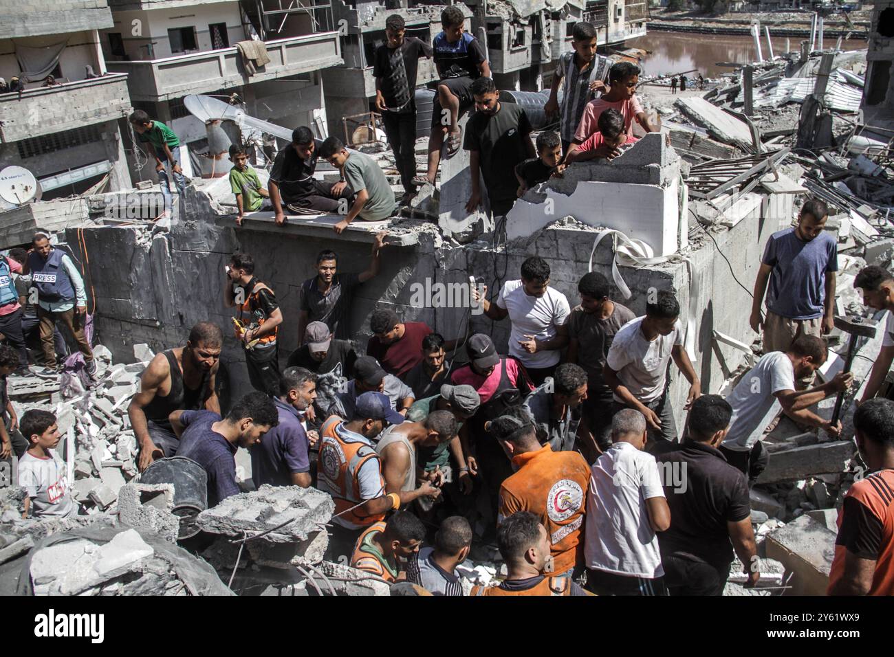 Palästinensisch-israelischer Konflikt im Gazastreifen dreizehn palästinensische Bürger wurden getötet, als ein fünfstöckiges Gebäude in der Nachbarschaft Scheich Radwan zusammenbrach, als Folge des Krieges und der kontinuierlichen Bombardements, die seit mehr als einem Jahr im Gazastreifen andauern. Die Zivilschutzmannschaften arbeiteten, um die Bewohner des Hauses zu retten. Gazastreifen Palästina Copyright: XMahmoudxIssax IMG 0941 Stockfoto