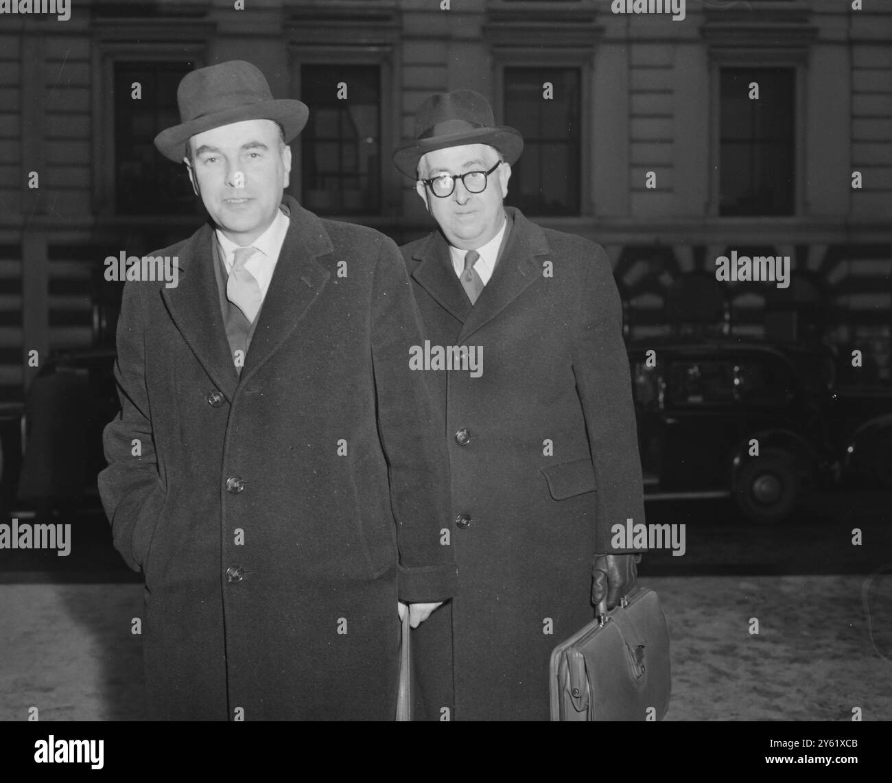 S GREEN (LINKS) UND CHARLES EVANS KOMMEN AM 3. FEBRUAR 1960 ZUM TUC UND DEM EISENBAHNSTREIK ZUSAMMEN Stockfoto