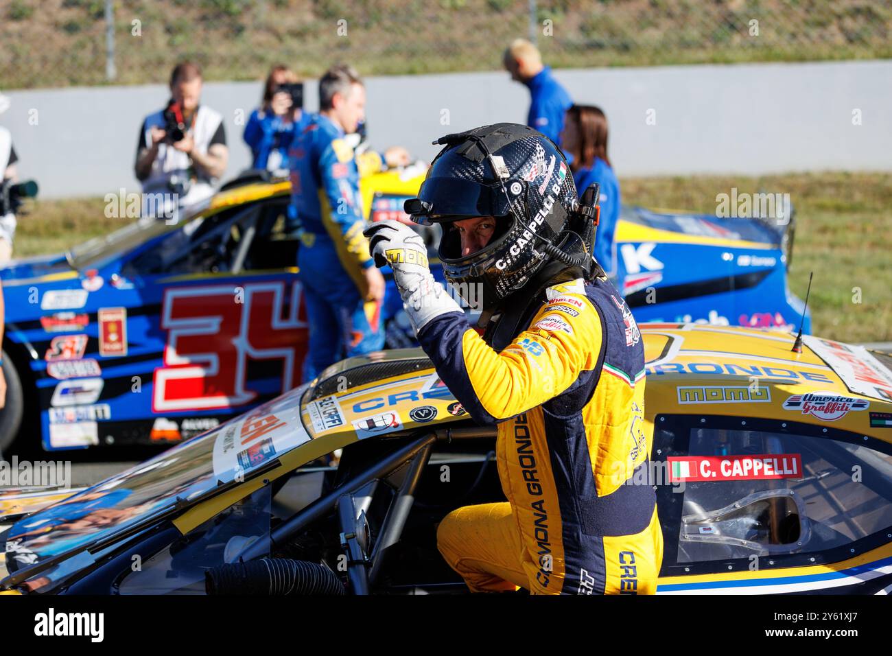 Oschersleben, Deutschland. September 2024. Die Rennstrecke der Oschersleben Motorsport Arena bietet eine atemberaubende Aussicht auf die schnelle NASCAR Whelen Euro Series. Europäischer amerikanischer Motorsport-Wettbewerb. Quelle: Kyryl Gorlov/Alamy Live News Stockfoto