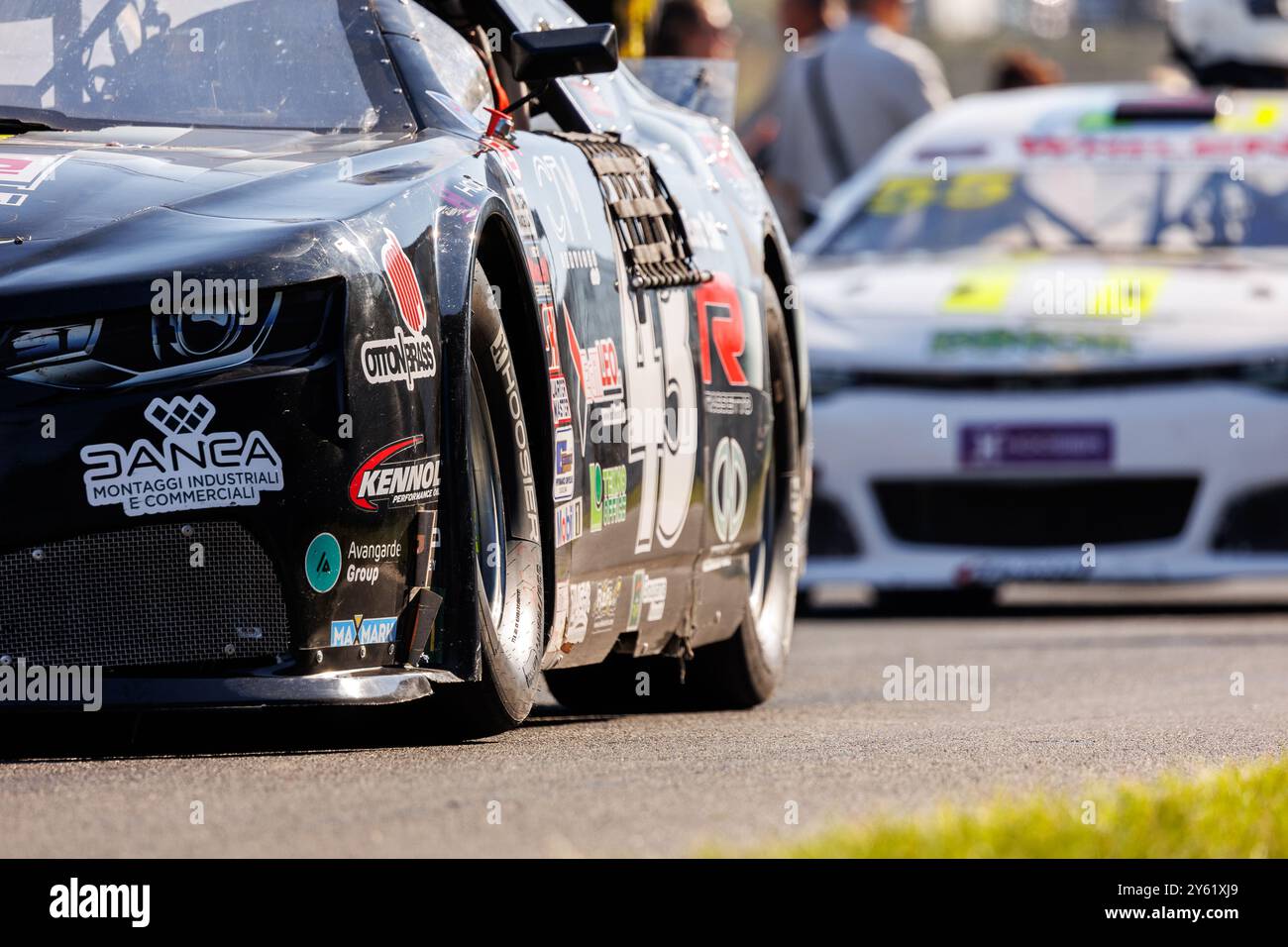 Oschersleben, Deutschland. September 2024. Die Rennstrecke der Oschersleben Motorsport Arena bietet eine atemberaubende Aussicht auf die schnelle NASCAR Whelen Euro Series. Europäischer amerikanischer Motorsport-Wettbewerb. Quelle: Kyryl Gorlov/Alamy Live News Stockfoto
