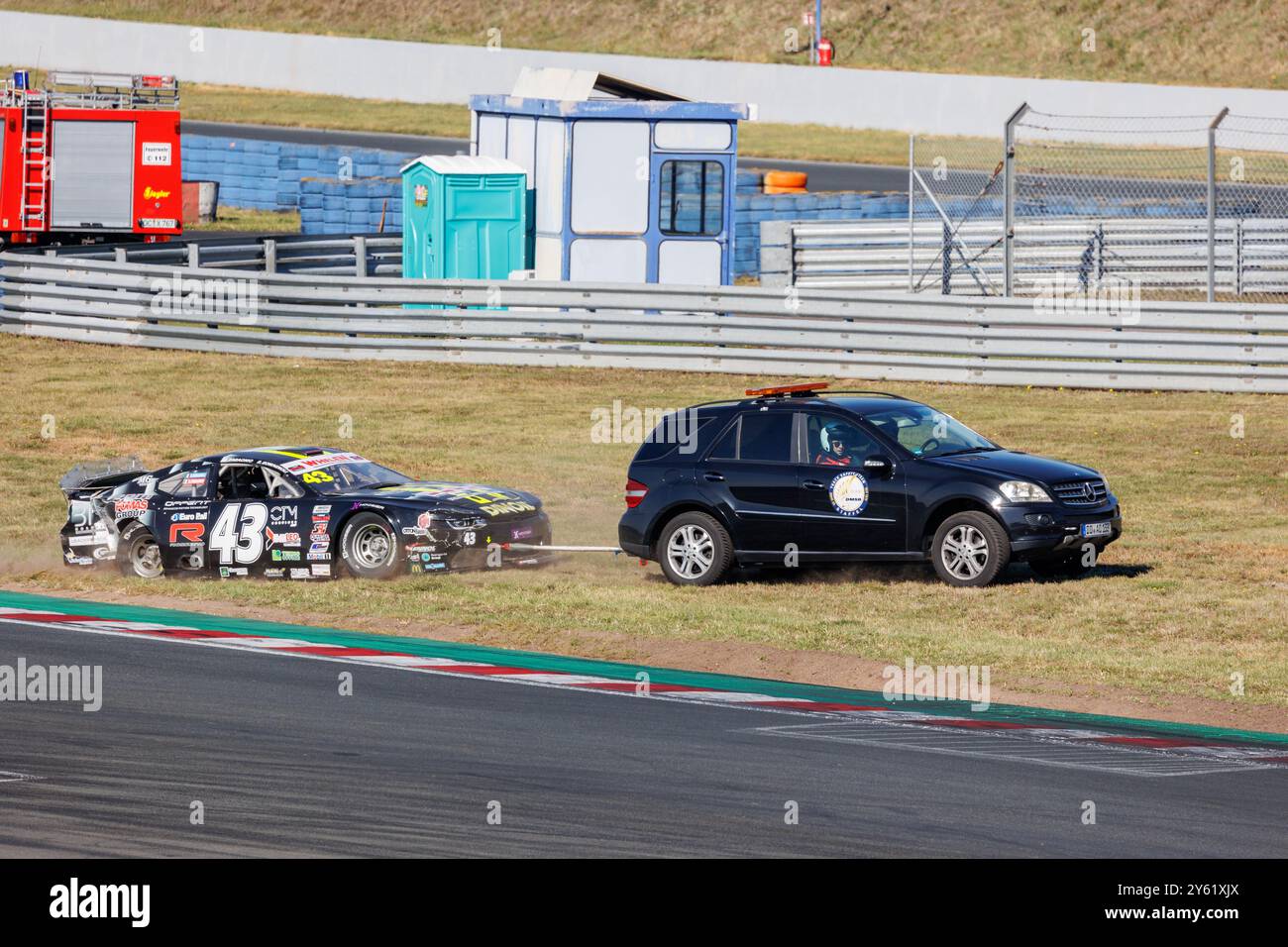 Oschersleben, Deutschland. September 2024. Die Rennstrecke der Oschersleben Motorsport Arena bietet eine atemberaubende Aussicht auf die schnelle NASCAR Whelen Euro Series. Europäischer amerikanischer Motorsport-Wettbewerb. Quelle: Kyryl Gorlov/Alamy Live News Stockfoto