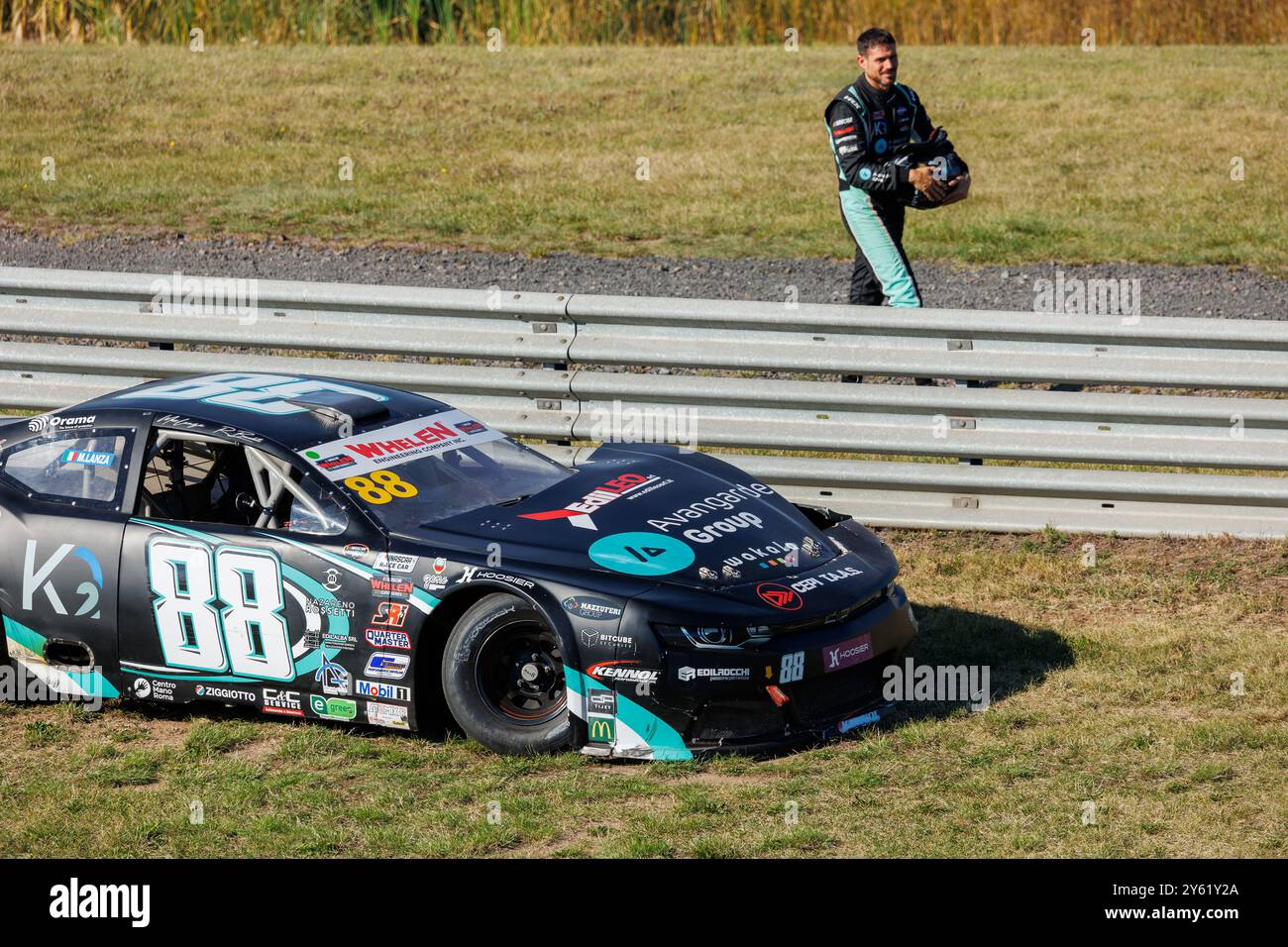 Oschersleben, Deutschland. September 2024. Die Rennstrecke der Oschersleben Motorsport Arena bietet eine atemberaubende Aussicht auf die schnelle NASCAR Whelen Euro Series. Europäischer amerikanischer Motorsport-Wettbewerb. Quelle: Kyryl Gorlov/Alamy Live News Stockfoto