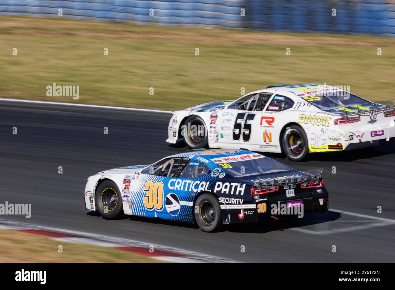 Oschersleben, Deutschland. September 2024. Die Rennstrecke der Oschersleben Motorsport Arena bietet eine atemberaubende Aussicht auf die schnelle NASCAR Whelen Euro Series. Europäischer amerikanischer Motorsport-Wettbewerb. Quelle: Kyryl Gorlov/Alamy Live News Stockfoto