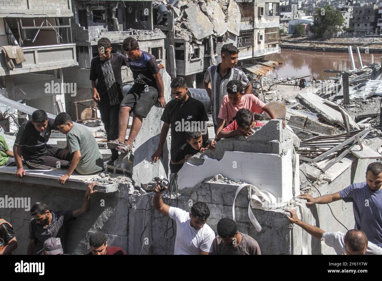 Palästinensisch-israelischer Konflikt im Gazastreifen dreizehn palästinensische Bürger wurden getötet, als ein fünfstöckiges Gebäude in der Nachbarschaft Scheich Radwan zusammenbrach, als Folge des Krieges und der kontinuierlichen Bombardements, die seit mehr als einem Jahr im Gazastreifen andauern. Die Zivilschutzmannschaften arbeiteten, um die Bewohner des Hauses zu retten. Gazastreifen Palästina Copyright: XMahmoudxIssax IMG 0936 Stockfoto