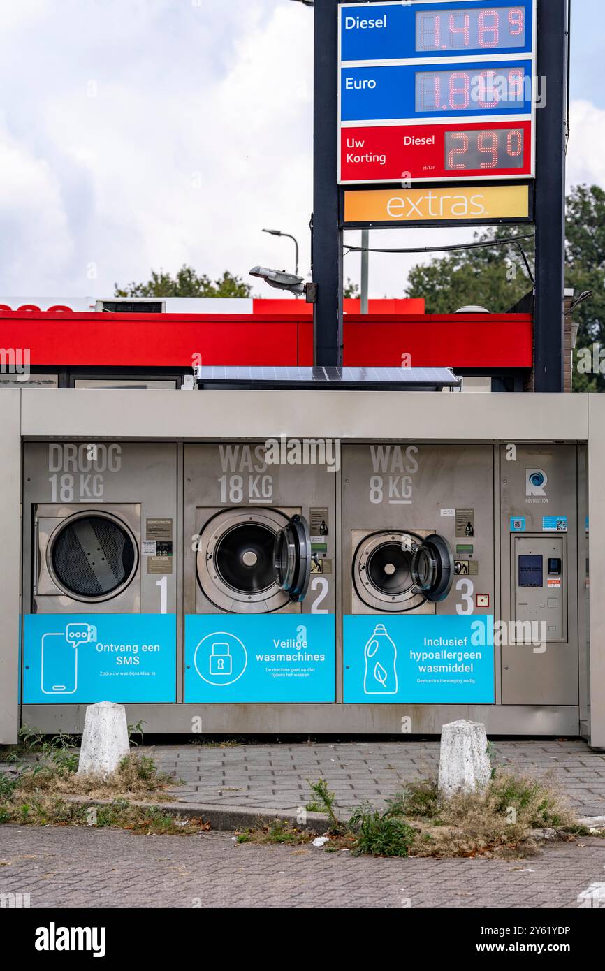 Selbstbedienungs-Waschmaschinen, für Wäsche, Kleidung, 24 Stunden, rund um die Uhr geöffnet, an einer Tankstelle an der Grenze zu Deutschland und den Niederlanden Stockfoto