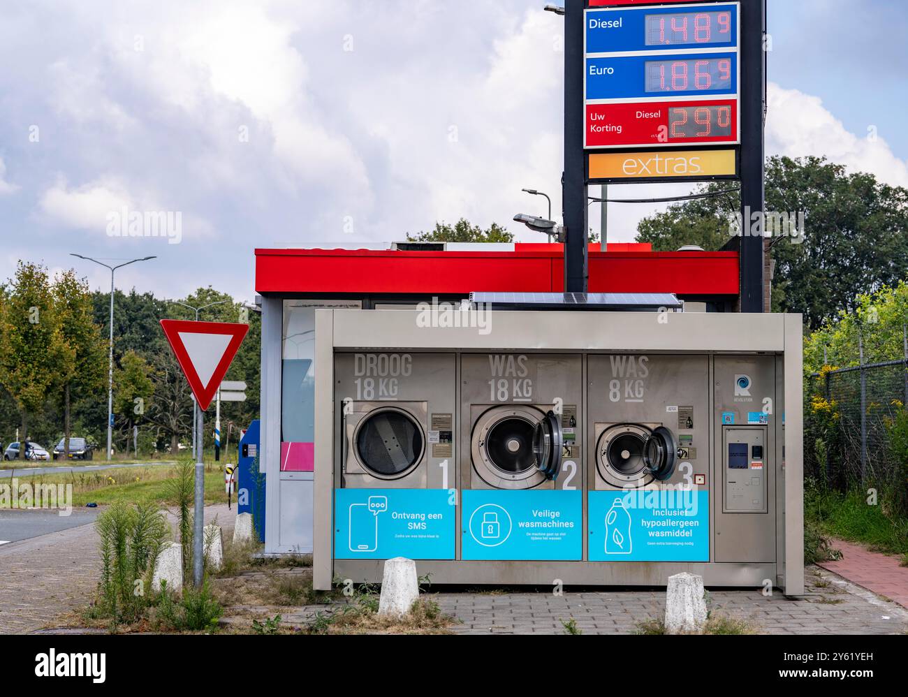 Selbstbedienungs-Waschmaschinen, für Wäsche, Kleidung, 24 Stunden, rund um die Uhr geöffnet, an einer Tankstelle an der Grenze zu Deutschland und den Niederlanden Stockfoto