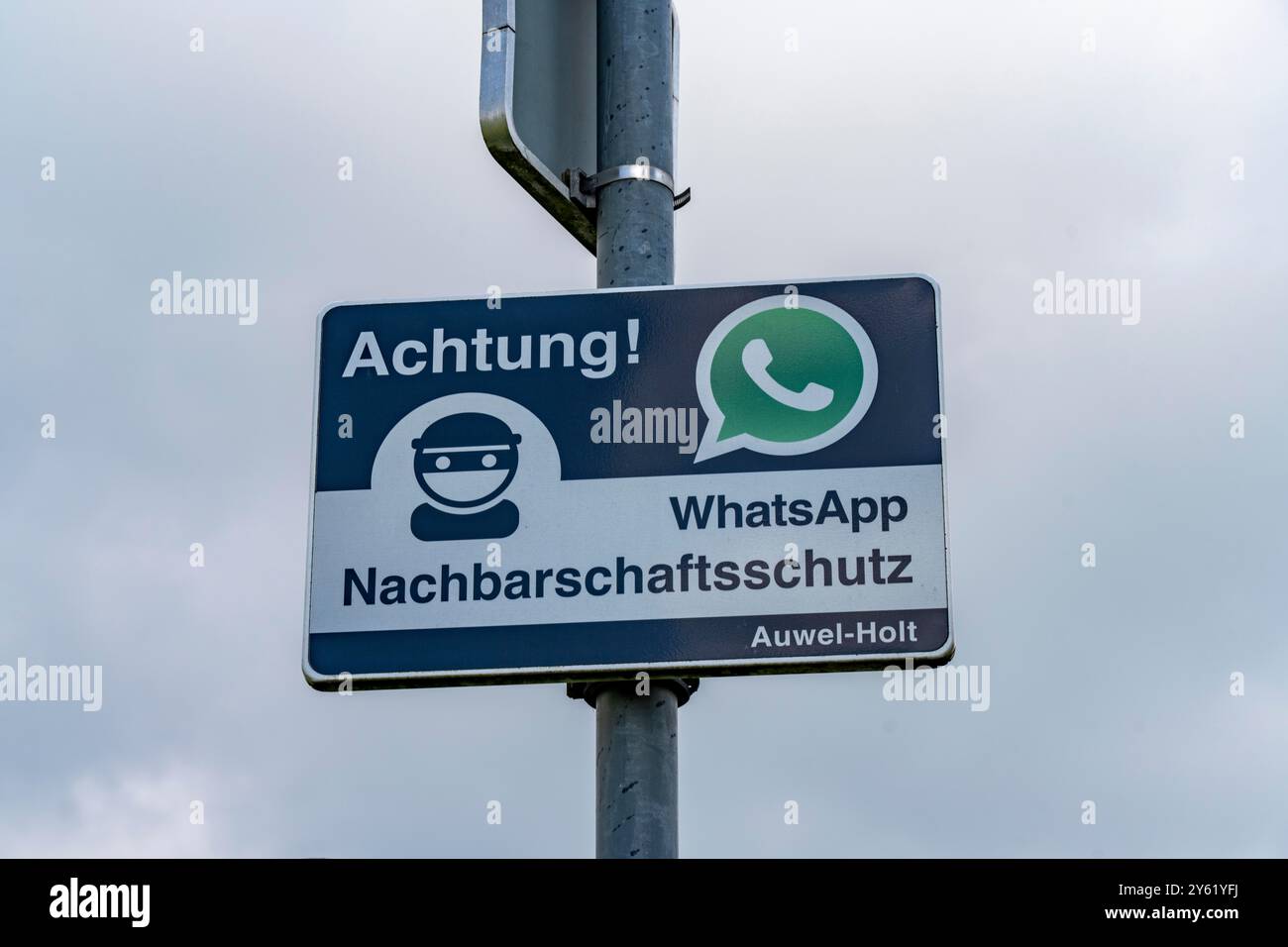 Nachbarschaftsschutzschild gegen Einbrecher, über WhatsApp-Gruppen, ländliche Gegend in der Nähe des Dorfes Auwel bei Straelen, NRW, Deutschland Stockfoto