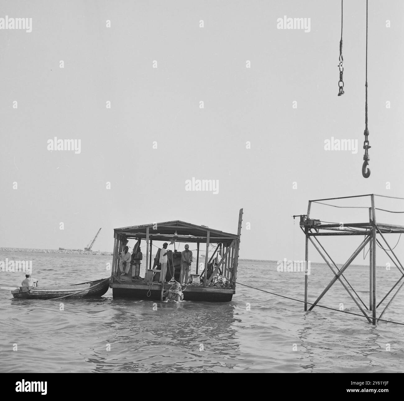BRITISCHER TAUCHER TAUCHT AM 29. JANUAR 1960 IN EINER SCHWIMMENDEN WERKSTATT AUF Stockfoto