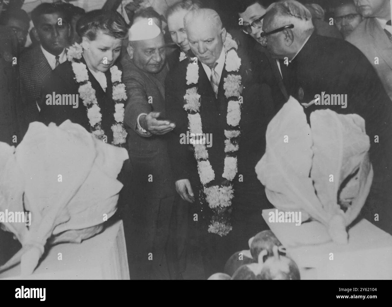 DER SOWJETISCHE PRÄSIDENT MARSCHALL WOROSHILOW MIT FRAU E A FURTSEVA 25. JANUAR 1960 Stockfoto