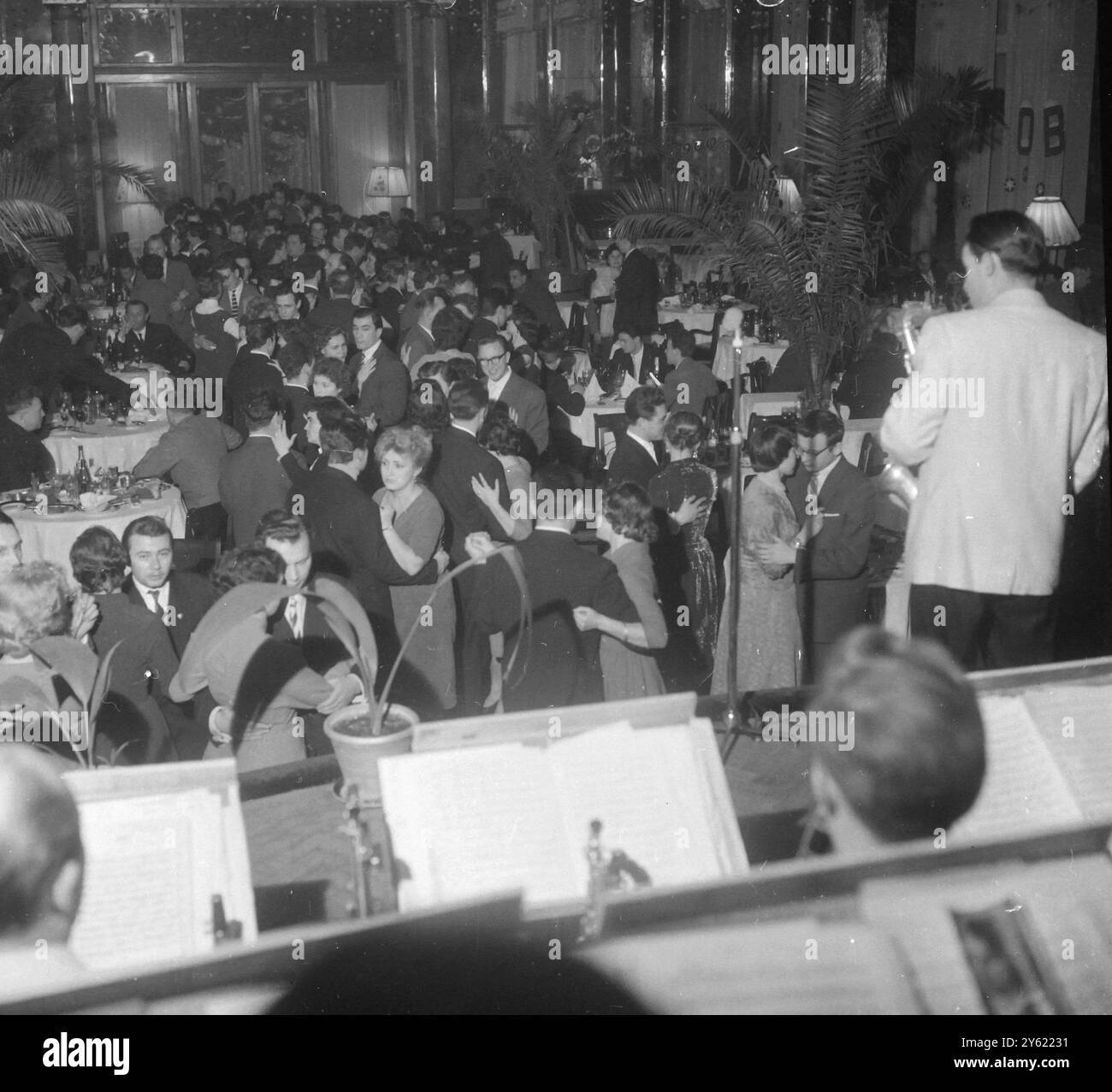 NACHTLEBEN IN MOSKAU ALLGEMEINE ANSICHT DER ÜBERFÜLLTEN TANZFLÄCHE IM SOVIENSKA NACHTCLUB 19. JANUAR 1960 Stockfoto