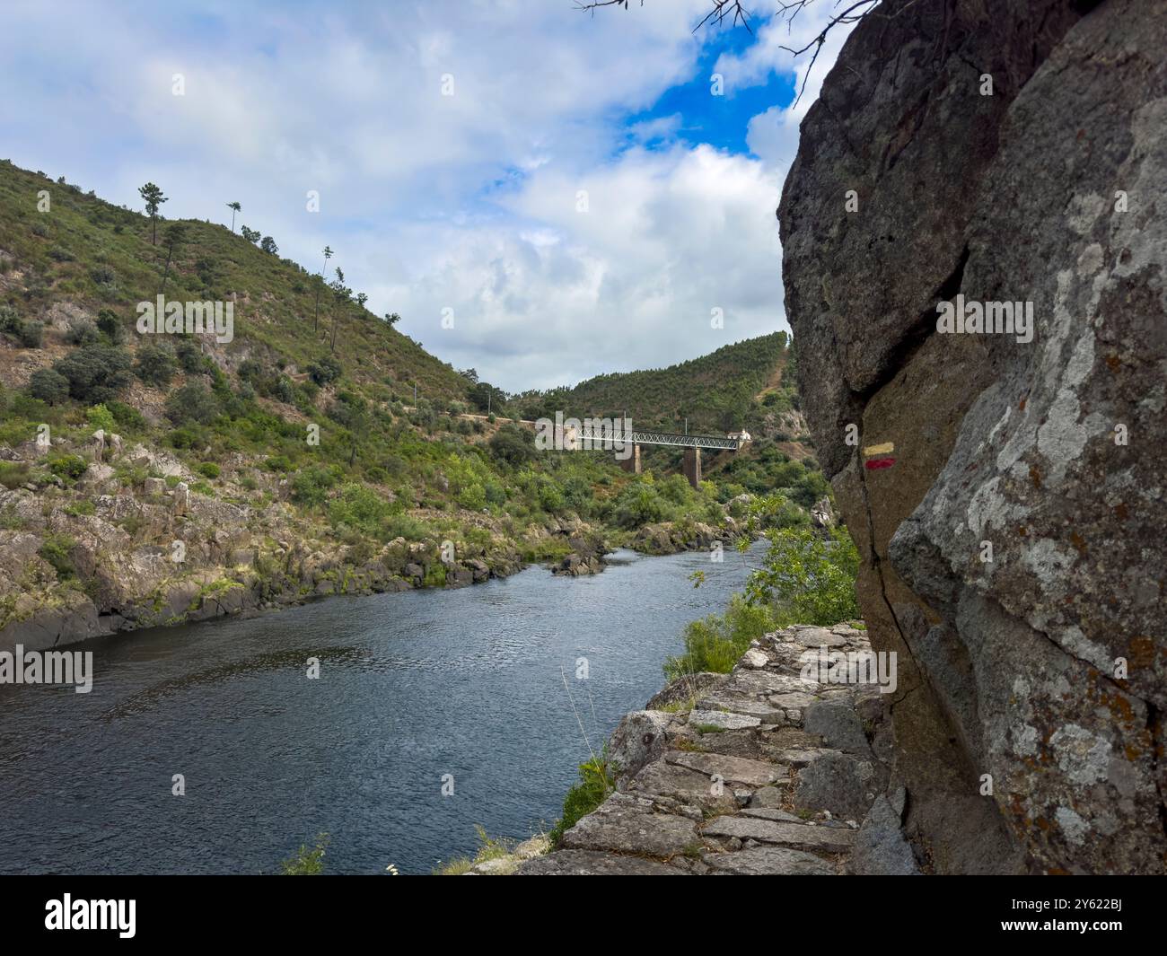 Malerischer Blick auf den Fluss Tejo (Rio Tejo) in der Nähe des Dorfes Amieira do Tejo in Alentejo, Portugal. Stockfoto