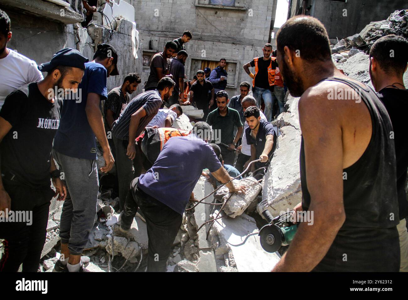 Palästinensisch-israelischer Konflikt im Gazastreifen dreizehn palästinensische Bürger wurden getötet, als ein fünfstöckiges Gebäude in der Nachbarschaft Scheich Radwan zusammenbrach, als Folge des Krieges und der kontinuierlichen Bombardements, die seit mehr als einem Jahr im Gazastreifen andauern. Die Zivilschutzmannschaften arbeiteten, um die Bewohner des Hauses zu retten. Gazastreifen Palästina Copyright: XMahmoudxIssax IMG 1124 Stockfoto