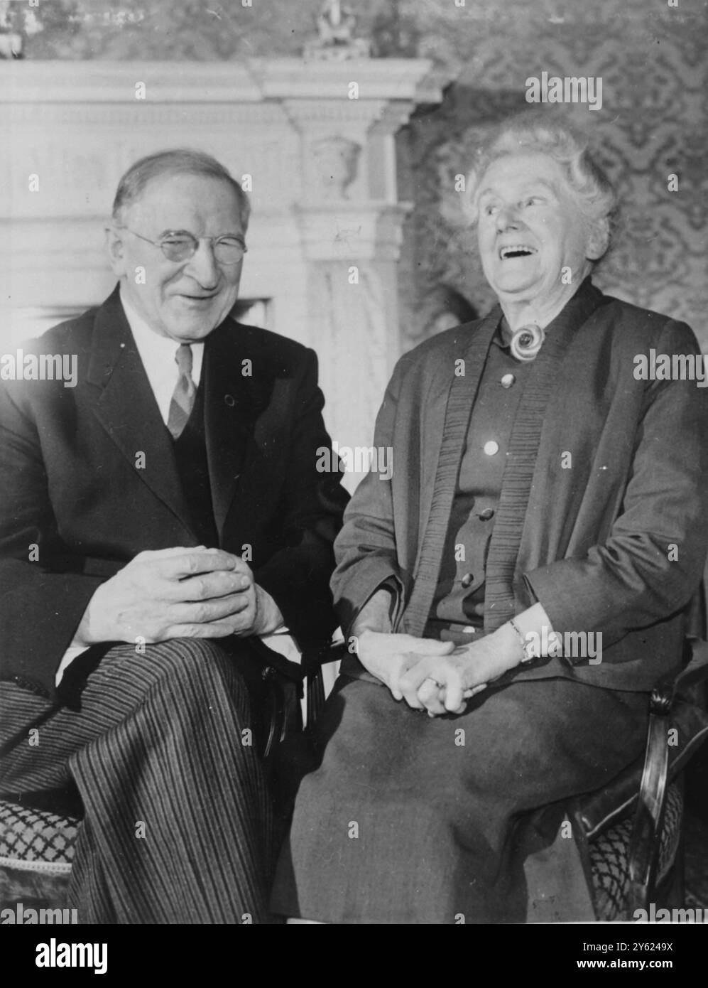 DER IRISCHE PRÄSIDENT EAMON DE VALERA MIT SEINER FRAU SINEAD ANLÄSSLICH IHRES GOLDENEN HOCHZEITSTAGES AM 9. JANUAR 1960 Stockfoto