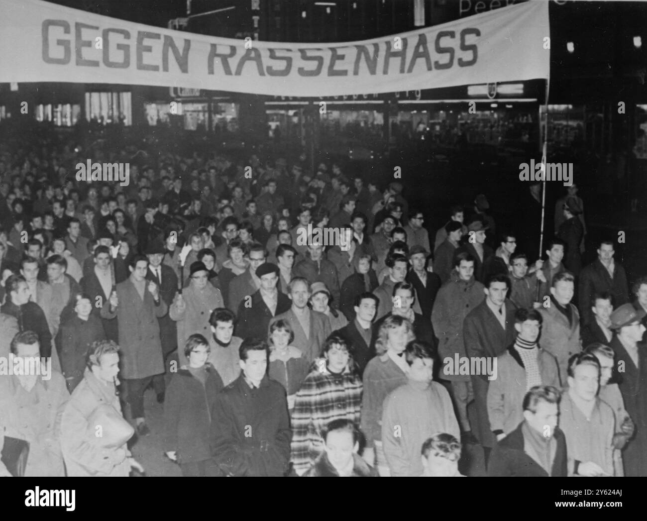 ANTI-NAZI-KUNDGEBUNG IN BERLIN AM 8. JANUAR 1960 STEHT DAS BANNER „AGAINST RASSENHASS“ Stockfoto