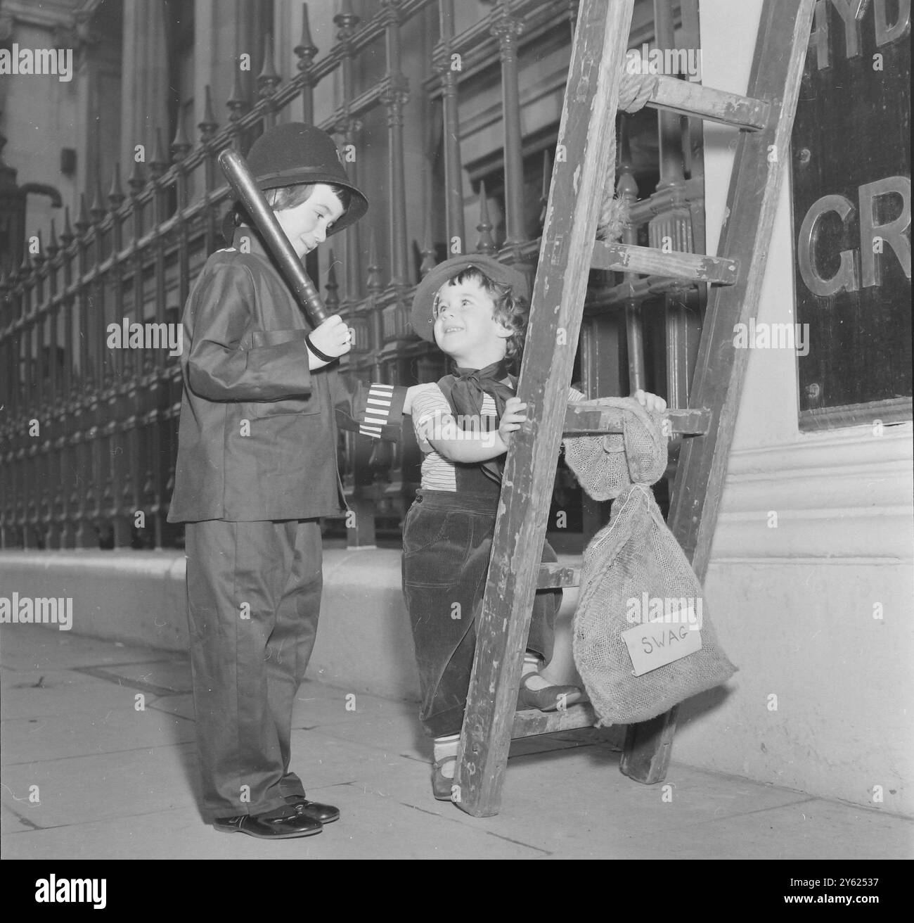 KINDER SPIELEN POLIZISTEN UND RÄUBER AM 5. JANUAR 1960 Stockfoto