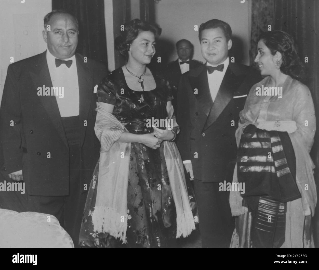 PREMIERMINISTER PRINZ NORODOM SIKANOUK UND SEINE FRAU AUF EINER PARTY VON GENERAL MOHAMMAD AZAM KHAN . JANUAR 1960 Stockfoto