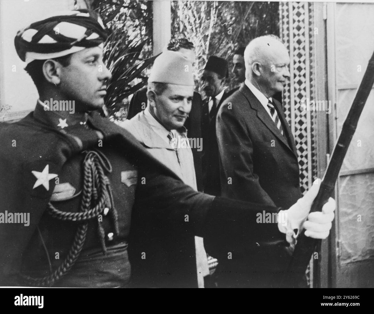 CASABLANCA DER PRÄSIDENT VON MAROKKO EISENHOWER VERLÄSST DEN KÖNIGSPALAST IN CASABLANCA, BEGLEITET VON KÖNIG MOHAMED V. VON MAROKKO, WÄHREND DIE WACHEN WAFFEN PRÄSENTIEREN. DER US-PRÄSIDENT MACHTE AM 22. DEZEMBER EINEN KURZEN ZWISCHENSTOPP AUF DER LETZTEN ETAPPE SEINER 11-NATIONEN-GOODWILL-TOUR AM 28. DEZEMBER 1959 Stockfoto