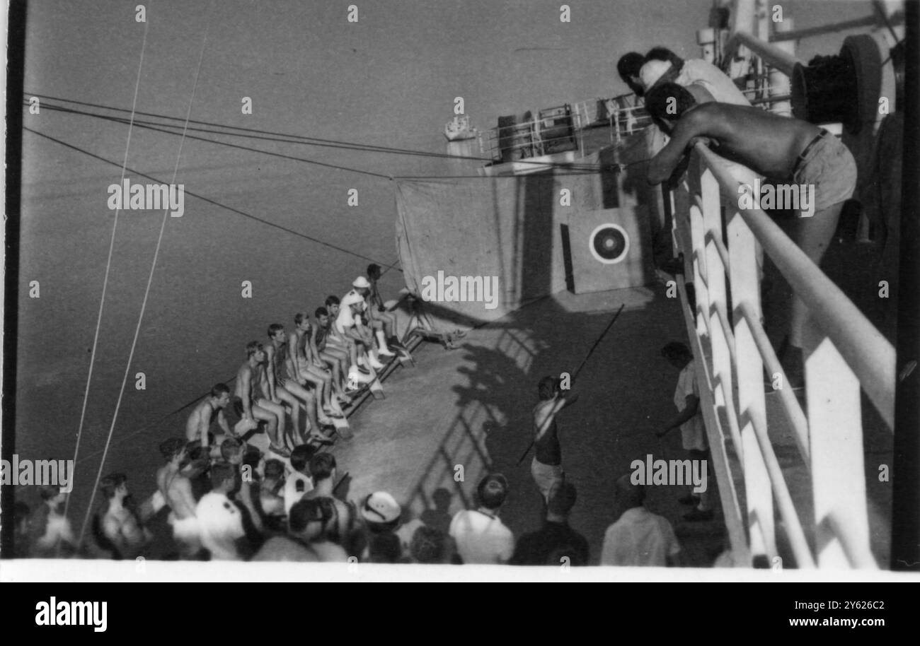 Das Bogenschießen, das von den Briten an Bord der SS Djaharta , des Suez-Kanals , vierzehn Schiffe , sieben Nationalitäten und sechzehn Monate Wartezeit gewonnen wurde , hat zu einer „Mini-Olympiade “ geführt . Seit dem 5 . Juni 1967 saßen im Suez-Kanal 15 Schiffe im arabisch-israelischen Konflikt , davon 14 im Großen Bittersee und das amerikanische Frachtschiff „ Observer “ im Timsah-See die Mini-Olympischen Spiele fanden an Bord des polnischen Frachtschiffes Djaharta statt , das eine Ladung von 5 307 Tonnen von Jakarta nach Alexandria transportierte . Rund 200 Seeleute aus dem gesamten Ankerplatz kamen zum polnischen Schiff und traten in 1 an Stockfoto