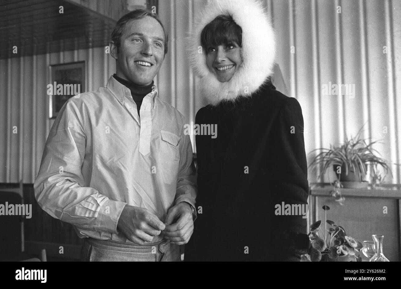Billy Kidd , der US-amerikanische Skimeister , der sich beim Training für die 10. Winterolympiade den Knöchel verstaucht hat , wird von der amerikanischen Schauspielerin Audrey Hepburn in seinem Quartier in Chamrousse besucht . Februar 1968 Stockfoto
