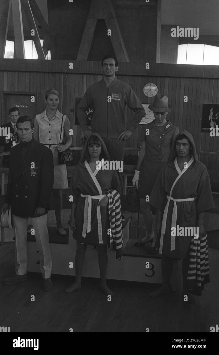 Männliche und weibliche Models zeigen die Kleidung, die die britischen Teilnehmer der Olympischen Spiele 1968 in Mexiko-Stadt tragen. Links vorne ist das von Hardy Amies entworfene Männerkleid. Hinten rechts befindet sich das von Hardy Amies entworfene Damenkleid . In der Mitte befindet sich ein roter bri-Nylon-Trainingsanzug . Links hinten ist ein ärmelloses Hemd-Kleid in maschinenwaschbarem Crimplene , marineblauen Streifen auf weiß , für Freizeitkleidung . Vorne befinden sich scharlachrote Bademäntel mit weißem Besatz für Boxer und Schwimmer. Juni 1968 Stockfoto