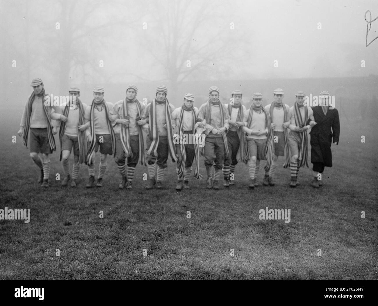 Eton College, Buckinghamshire, während des jährlichen Wall Game zwischen Collegers und Oppidans zur Feier der St ein Tor geschossen WÜRDE. Andrew's Day es wäre ein historisches Ereignis. Bisher wurden in diesem 200 Jahre alten Spiel, bei dem brutale Gewalt gewinnt, seit 38 Jahren keine Tore erzielt, obwohl kein Grund absichtlich einen Gegner schlagen, erwürgen, ersticken oder auf ihn springen darf . Die Hauptidee besteht darin, die Gegner unten zu halten, da niemand den Ball spielen muss, solange er unten ist . Ein schüchterner ( 1 Punkt) wird durch Anheben des bewertet Stockfoto