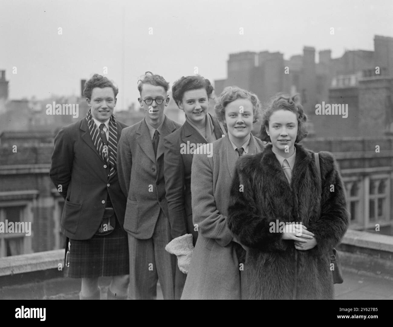 Drei Jungen und drei Mädchen, alle unter 20 Jahre alt - zwei aus England, zwei aus Schottland und je eines aus Wales und Irland - sind heute auf dem Weg nach New York, um Großbritannien bei einem vom Rat für Bildung in der Weltbürgerschaft organisierten Internationalen Jugendforum zu vertreten. Die sechs sind: Patricia Fender, 17, aus Surrey, die Tochter von P.G.H Fender, der bekannten Cricketerin Terence Nelson, 18, aus Essex, Herausgeber von 'Phoenix', The C.E.W.C. Quarterly, Calvin Hider, 17, aus Edinburgh, Präsidentin der Edinburgh School Citizenship Association, Isabel Weddle, Tochter eines Selkirk (Schottland) Stockfoto