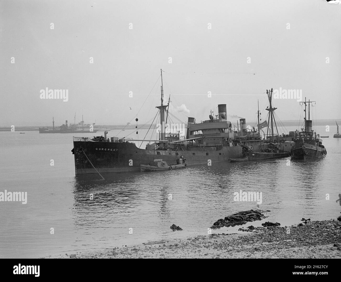 Zwei Männer werden vermisst, als ertrunken geglaubt und ein dritter mit allen ins Krankenhaus eingeliefert, nach der Kollision des 2.373 Tonnen schweren Collier „Corcrest“ mit dem 5.853 Tonnen schweren Elder-Dempster „Freetown“ vor Erith, Kent. Das Bild zeigt: Schlepper stehen am beschädigten Corcrest, am Callender Jetty, Erith REACH, nach der Kollision heute. Ein Taucher ist dabei, die Schäden unter der Wasserlinie zu untersuchen. 1. Februar 1948 Stockfoto