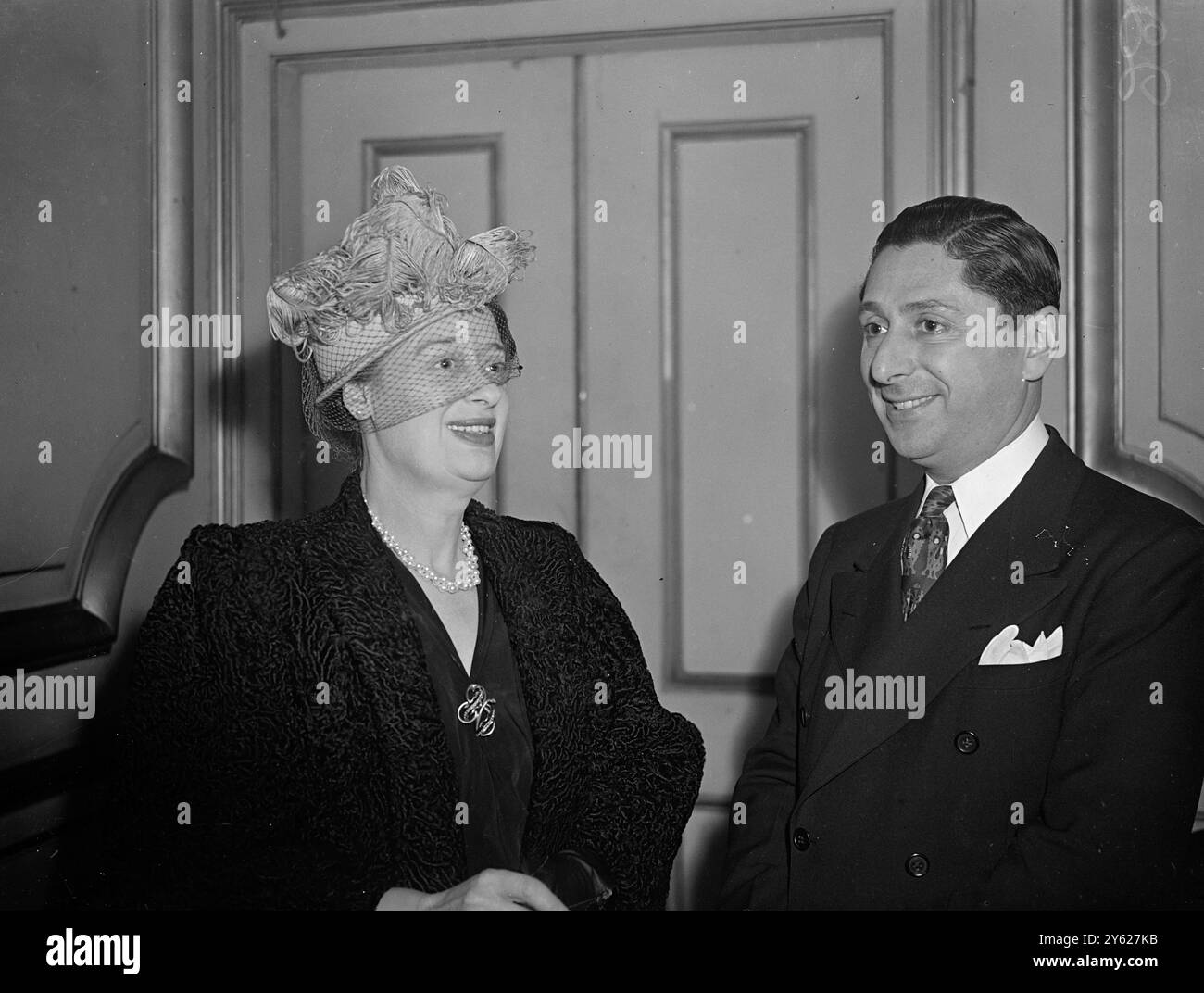 Mr. Harold Wilson, President of the Board of Trade, hielt heute Abend einen Empfang für ausländische Modekäufer in London im Lancaster House ab. Führende britische Modedesigner waren dort, um sie zu treffen. Der Empfang kündigt andere an, die hoffentlich für ausländische Vertreter anderer Interessen und Industrien inszeniert werden. Das Bild zeigt: Mlle. Angelie Delanghe, die berühmte Modedesignerin, spricht mit Mr. A.W. Fish, der Filenes, aus Boston, Massachusetts, am 28. Januar 1948 vertritt Stockfoto